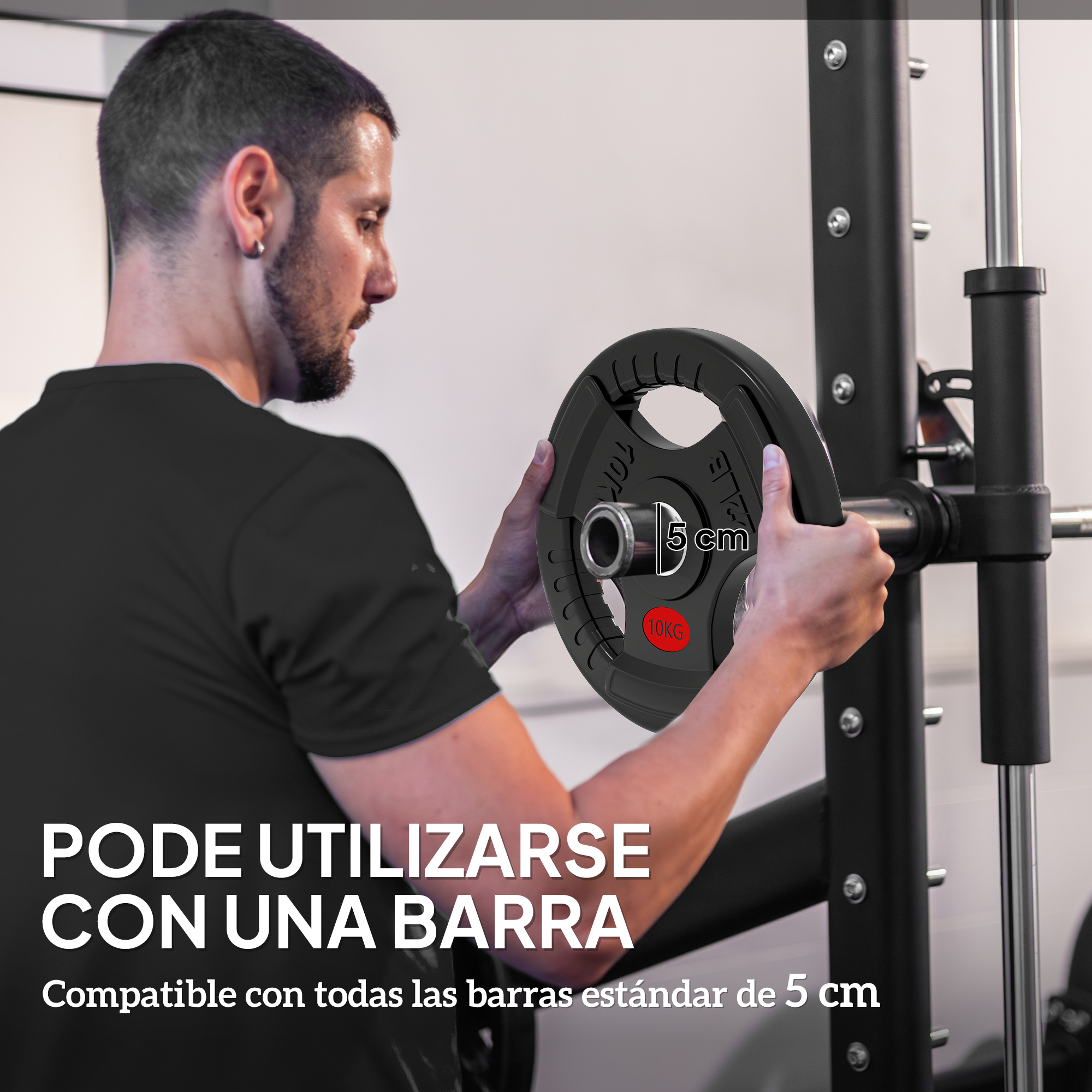 Un hombre con barba sostiene un disco de 10 kg con agujero de 5 cm.
