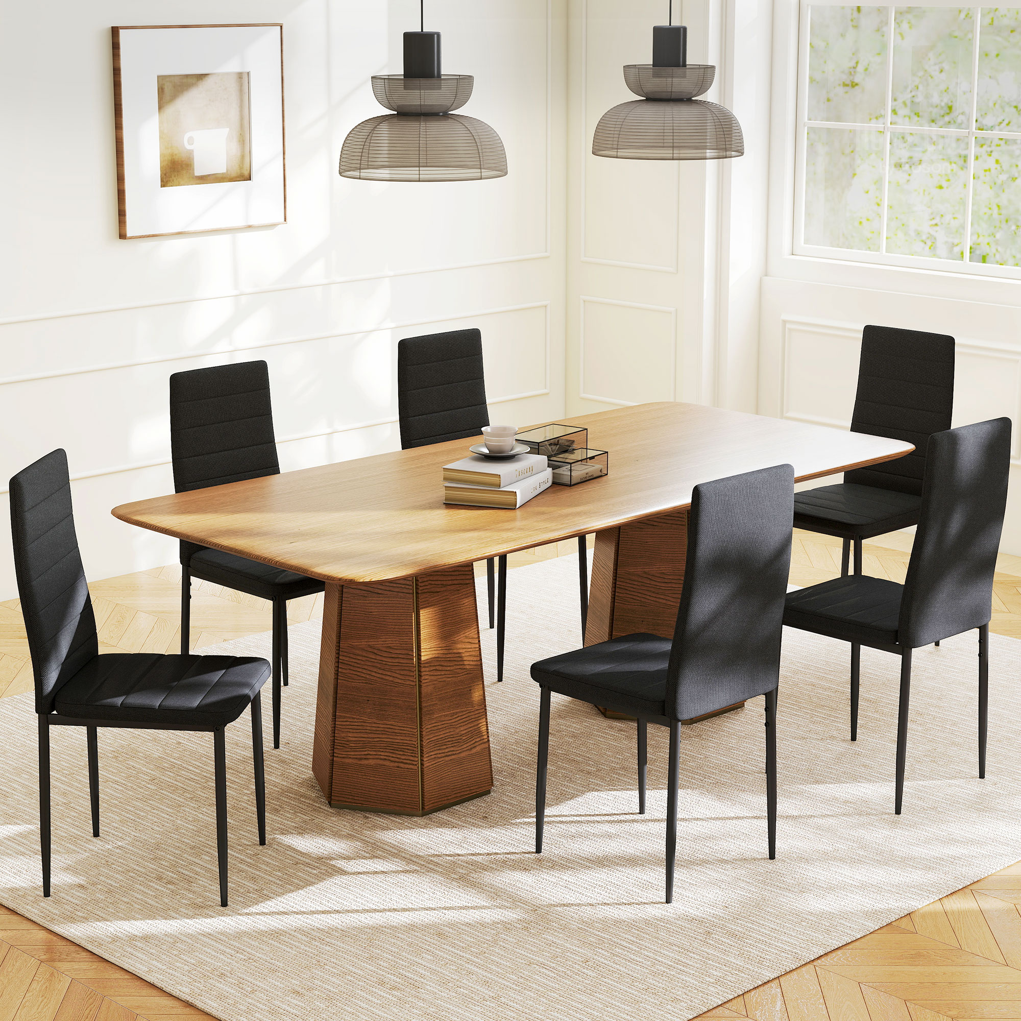 Una mesa de comedor de madera con seis sillas negras, iluminada por dos lámparas colgantes.