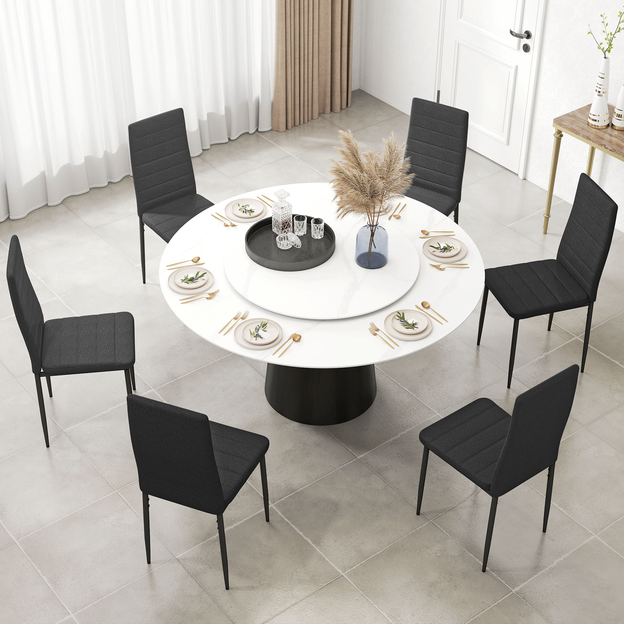 Una mesa de comedor redonda con seis sillas de tela oscura, puesta para una comida.