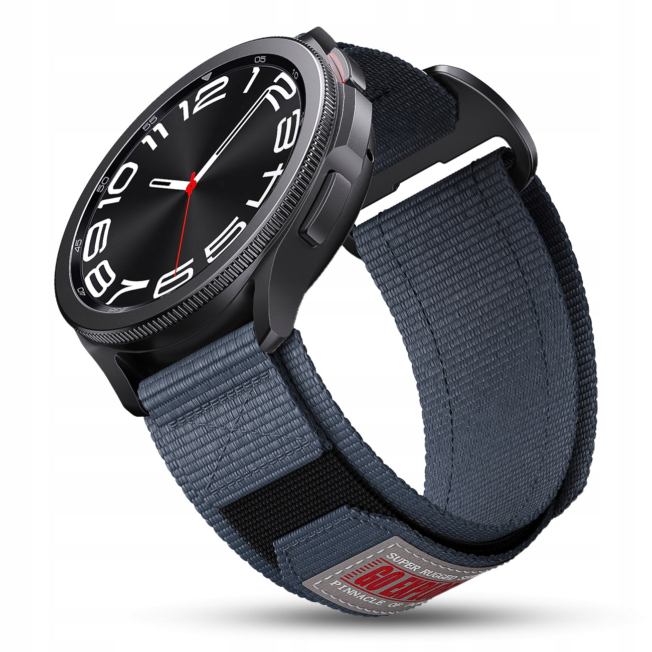 Czarny smartwatch z niebieskim paskiem z tkaniny. Tarcza zegarka ma białe cyfry i czerwone akcenty.