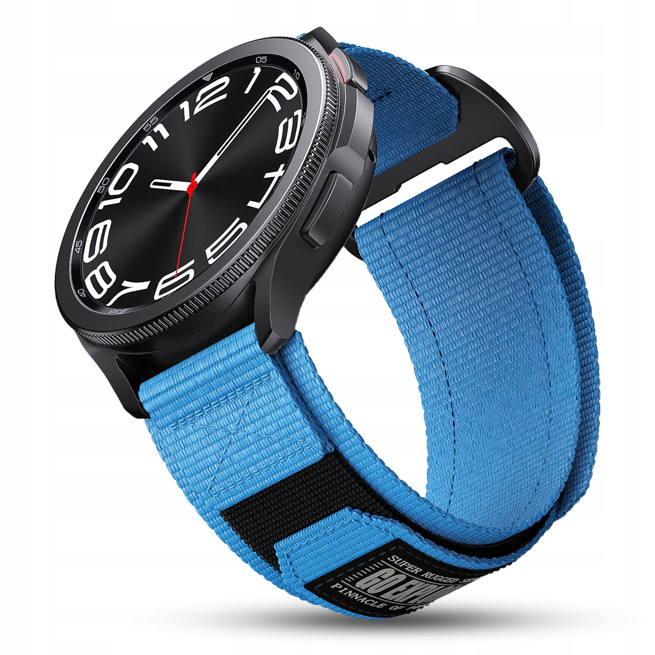 Czarny smartwatch z niebieską opaską materiałową, białymi cyframi i czerwoną sekundnikiem.