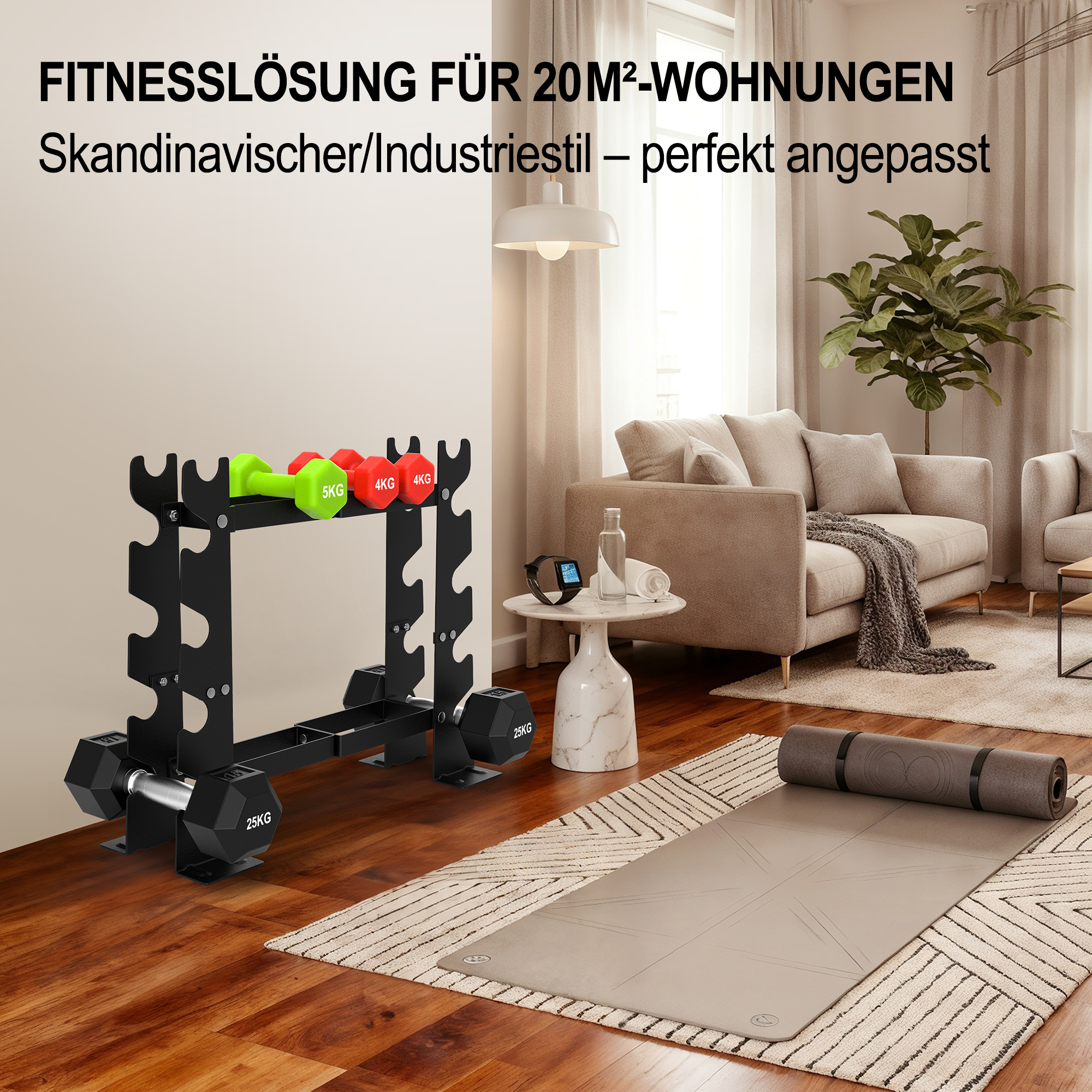 Hantelständer mit Gewichten, Sofa und Yogamatte in einem Wohnraum.