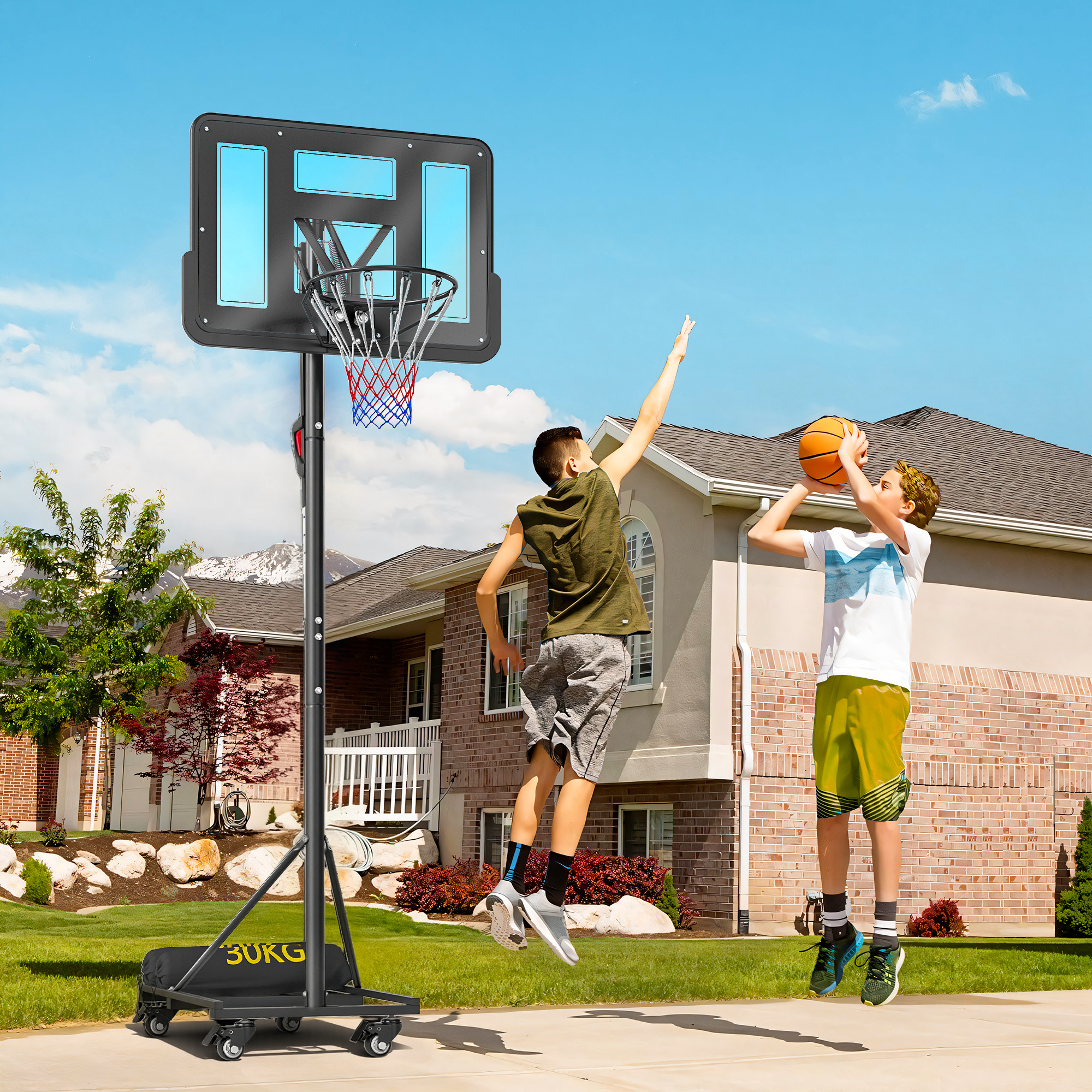 Dos niños juegan al baloncesto frente a una casa. Uno salta para anotar, el otro lanza.