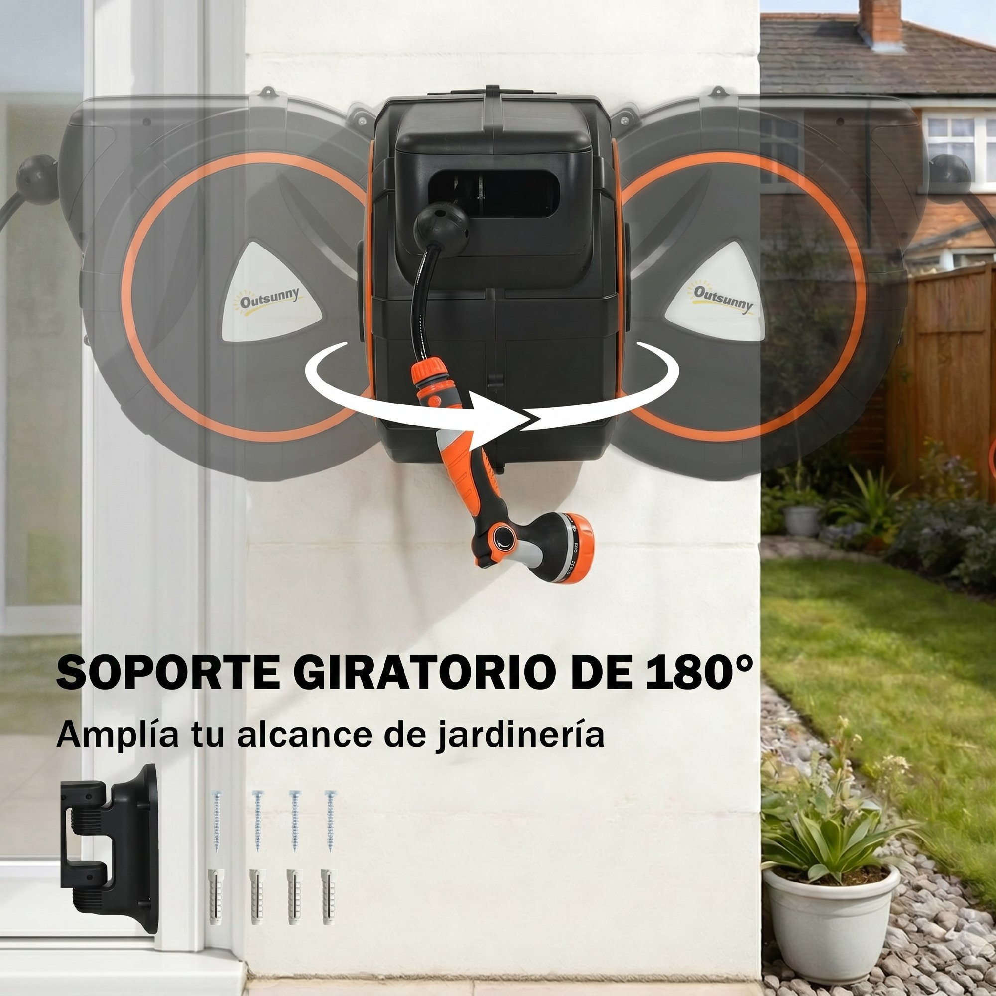 Enrollador de manguera negro con brazo giratorio de 180°, montado en pared blanca junto a jardín.