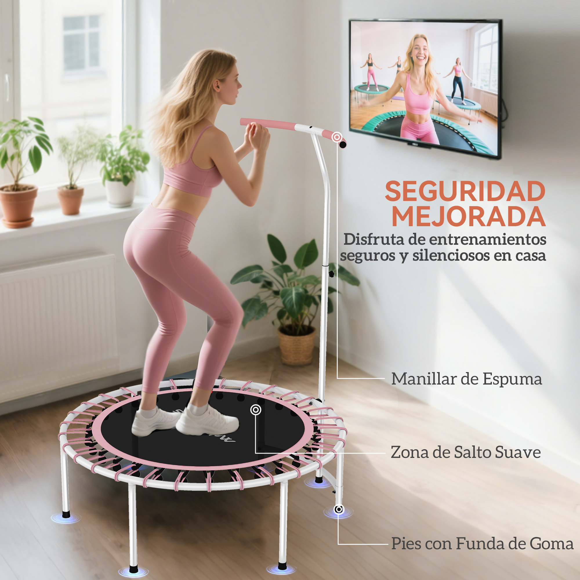 Una mujer se ejercita en una cama elástica con manillar. Un televisor muestra una clase.