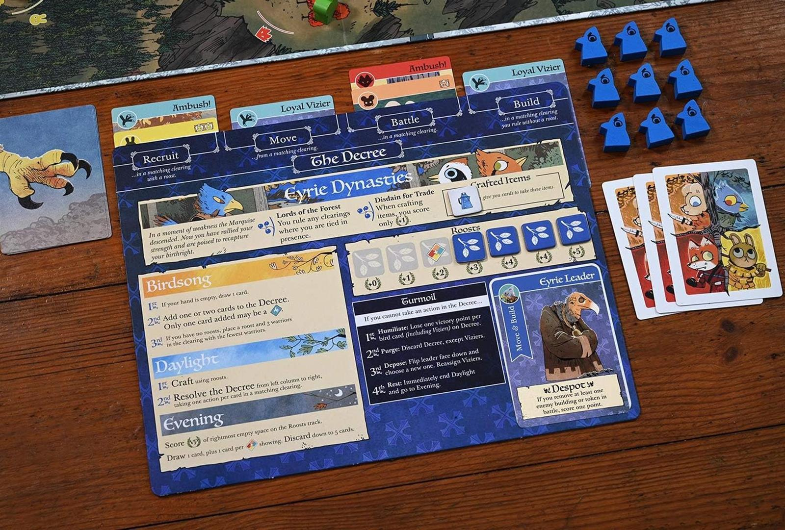 Brettspiel mit Karten und Figuren, Fokus auf das Regelbrett.