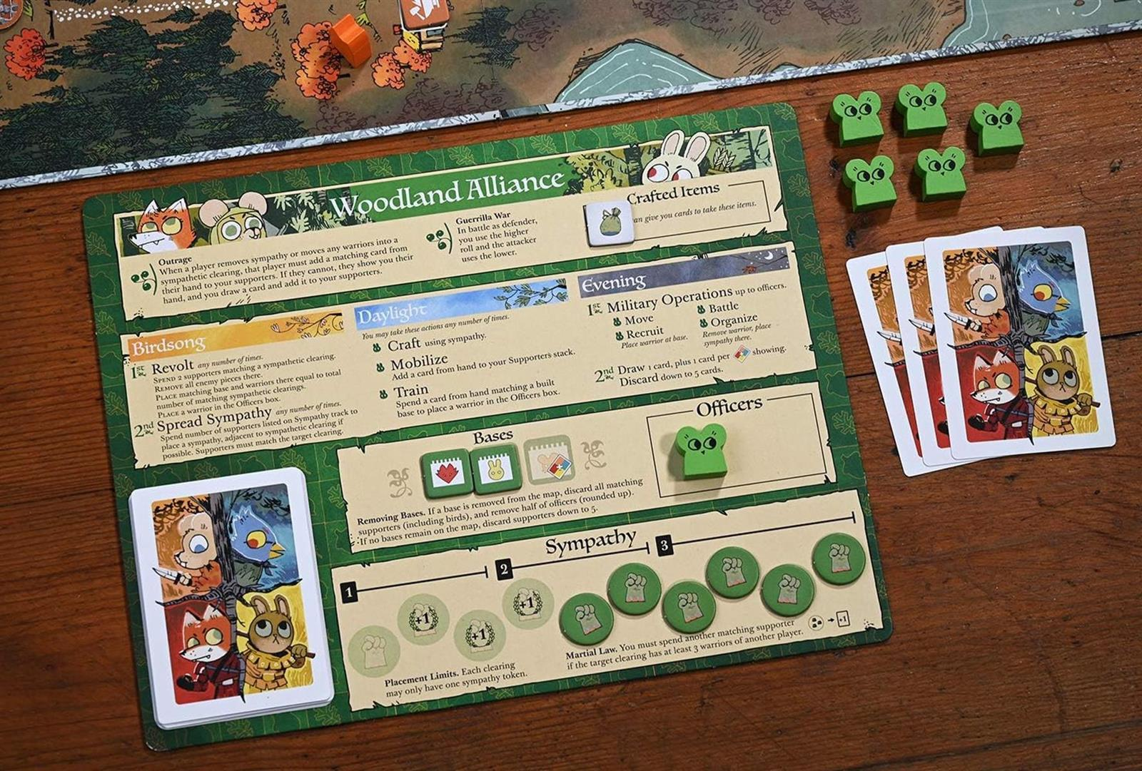 Brettspiel-Aufbau: Woodland Alliance Karten, Token und Spielsteine.
