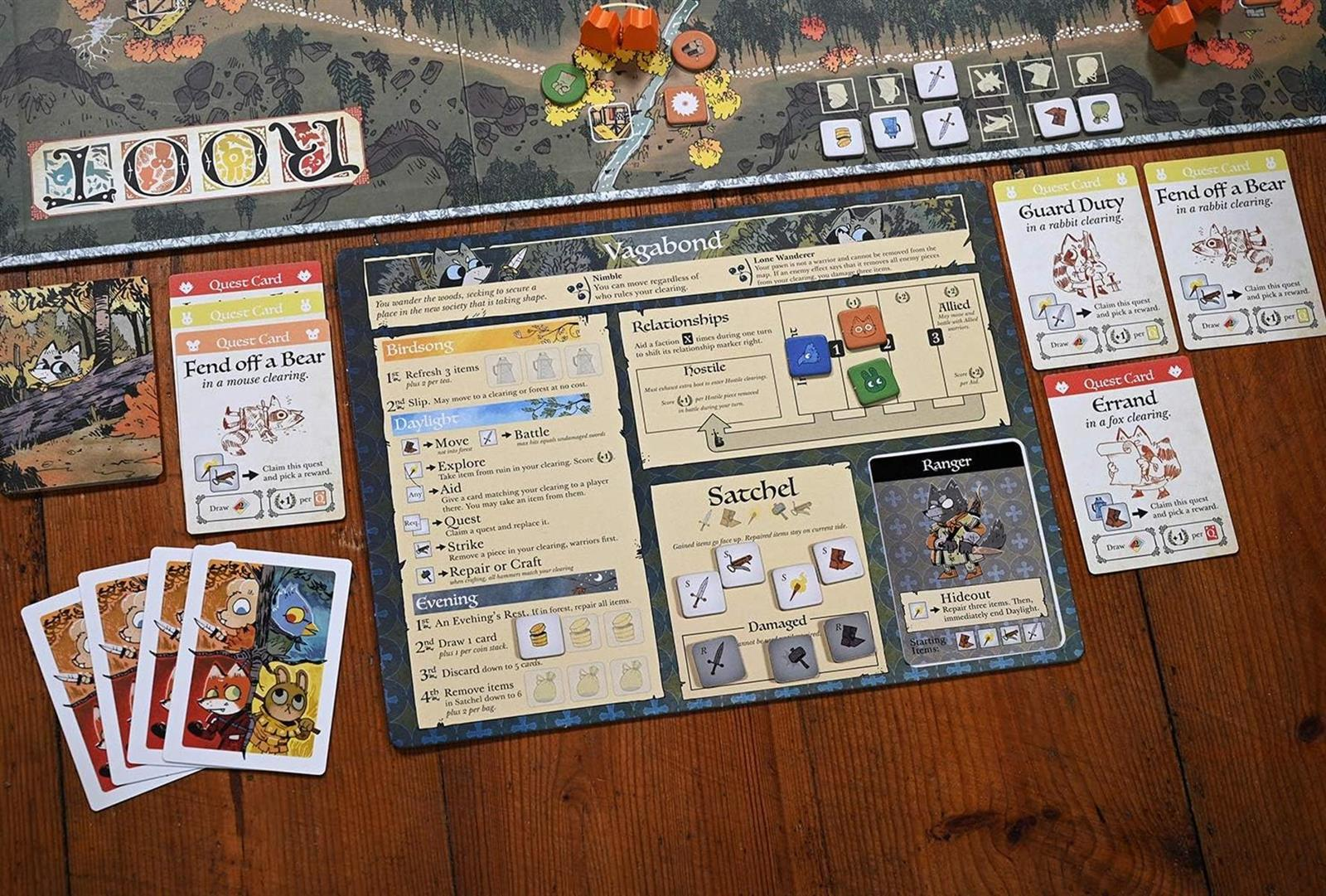 Brettspiel mit Karten, Spielfiguren und Markern auf einem Holztisch.