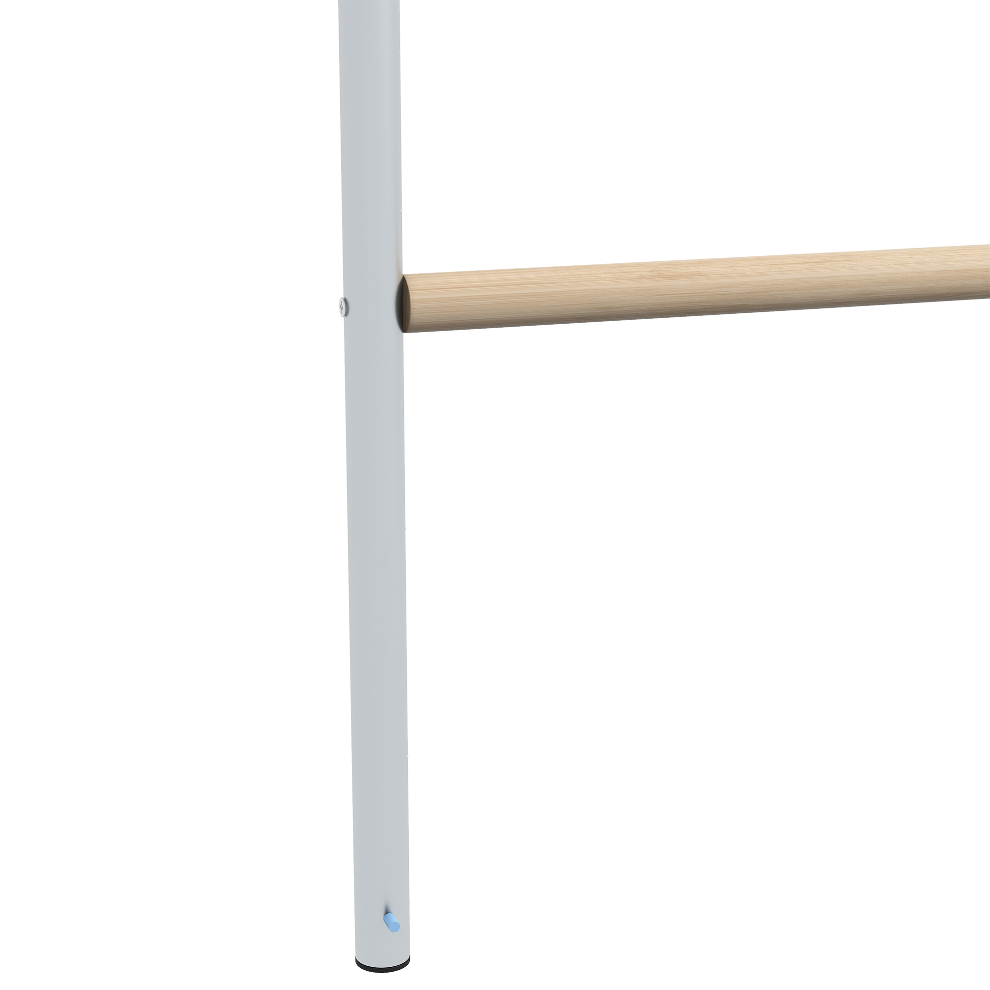 Un marco blanco de metal con barra transversal de madera y una pequeña pieza azul.