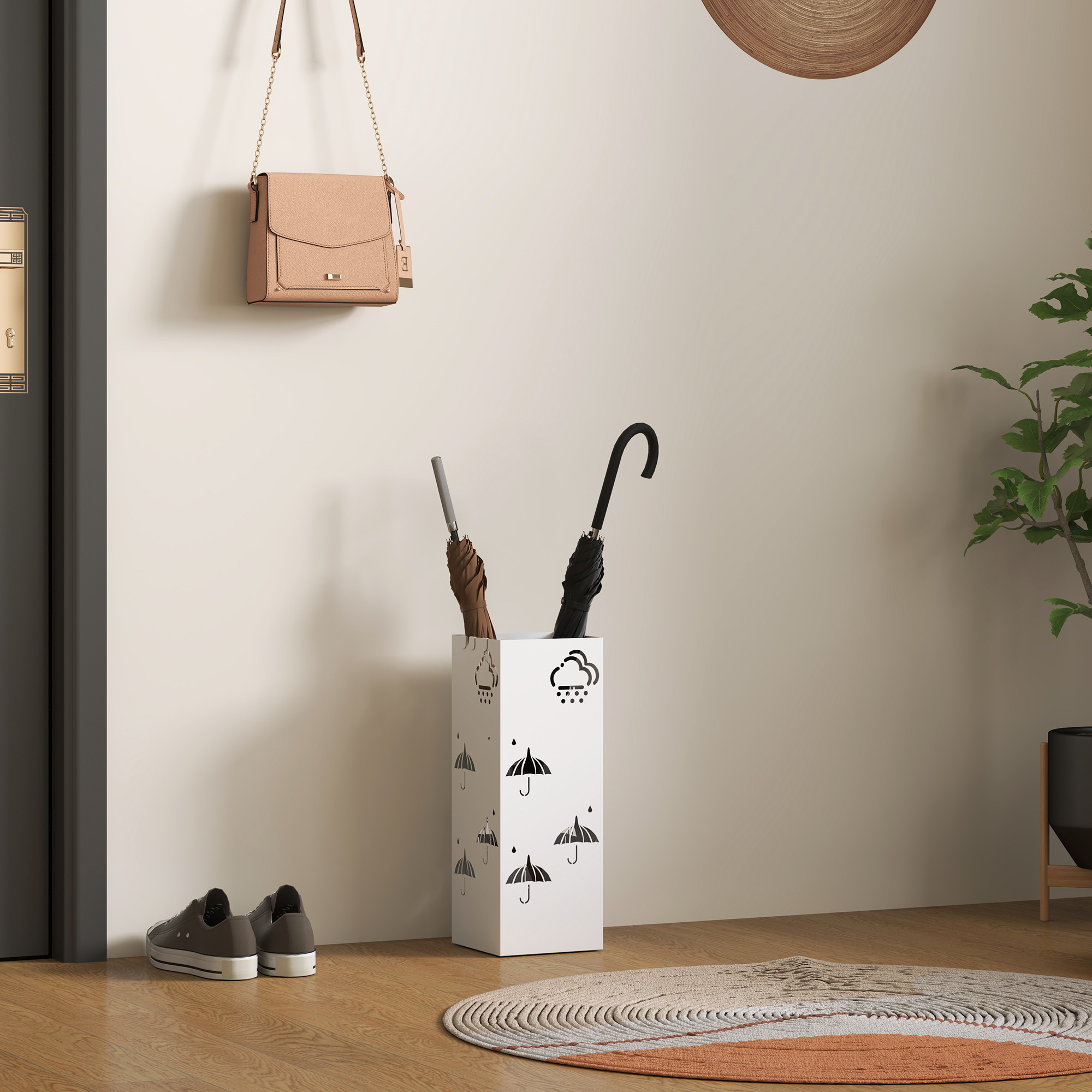 Un pasillo con bolso beige, paragüero, zapatos y planta.