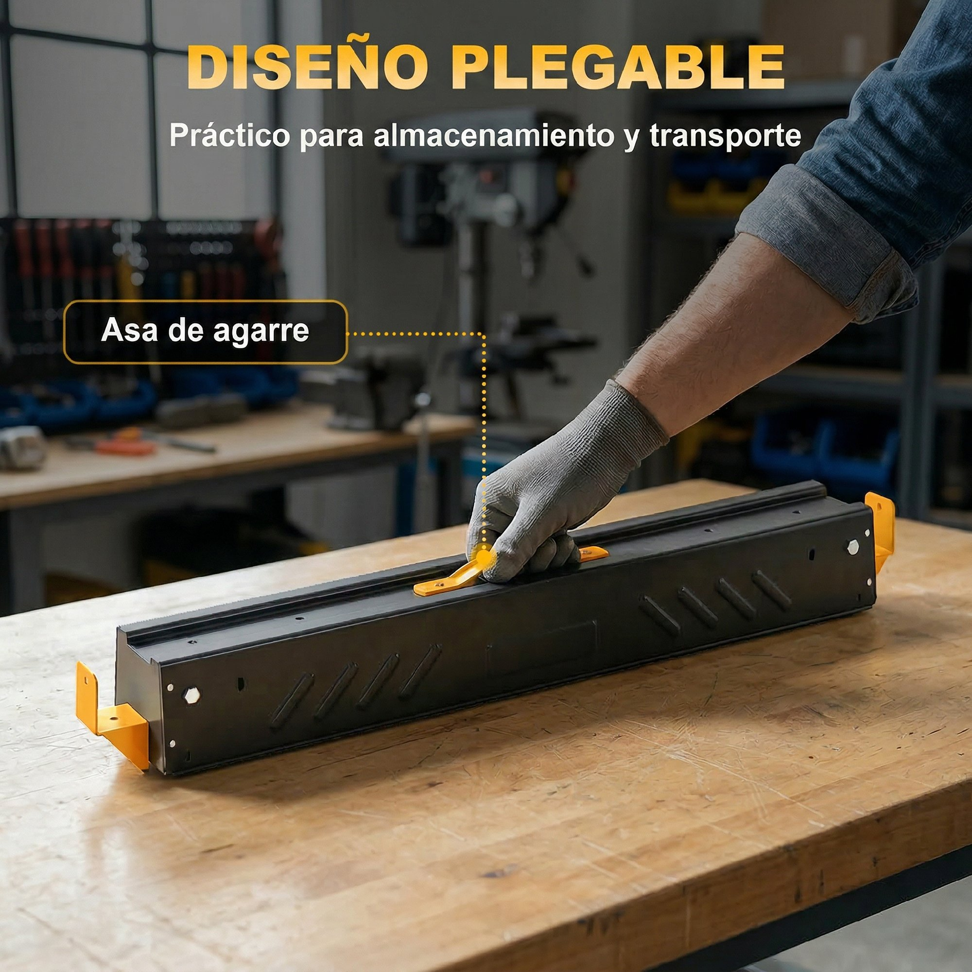 Una mano enguantada levanta una caja de metal negra con asas naranjas.