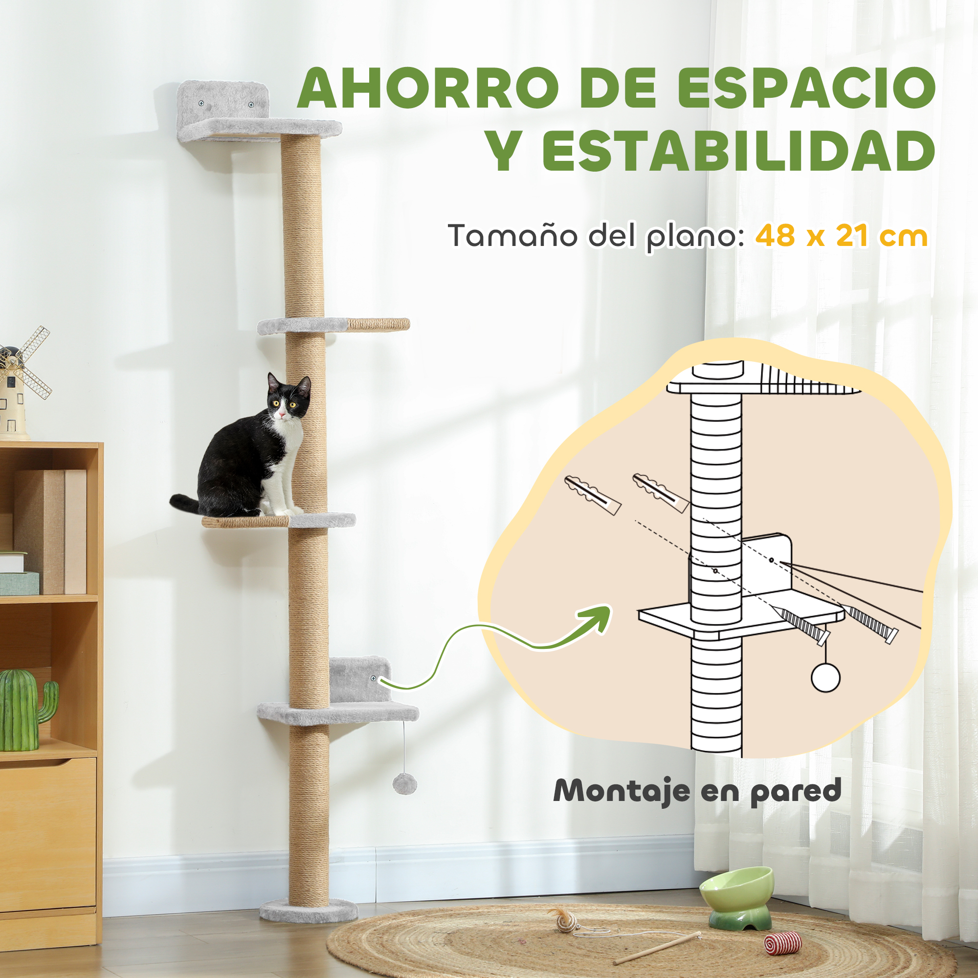 Un gato blanco y negro en un árbol para gatos. Estantería a la izquierda.