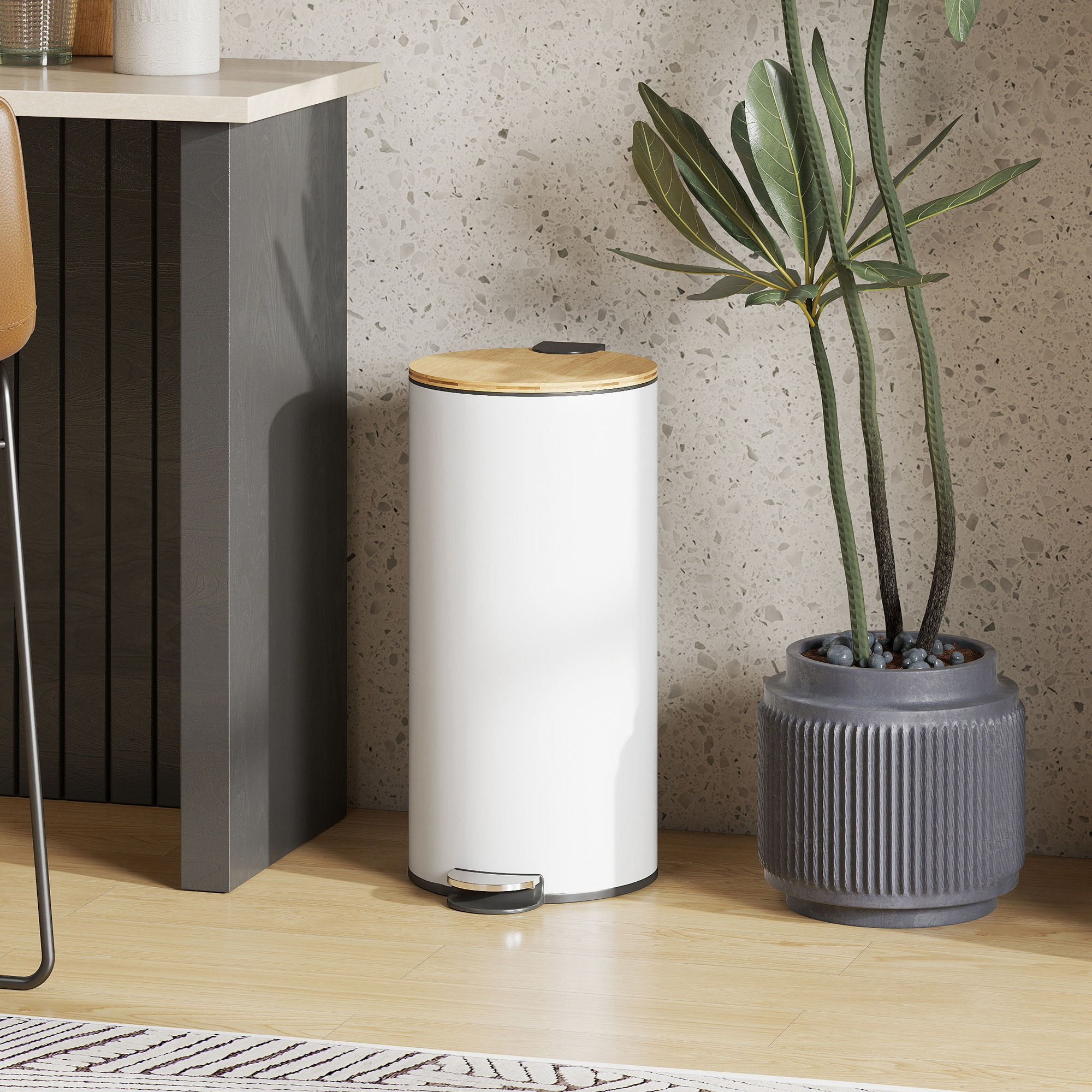 Un cubo de basura blanco con tapa de madera junto a una planta en maceta.
