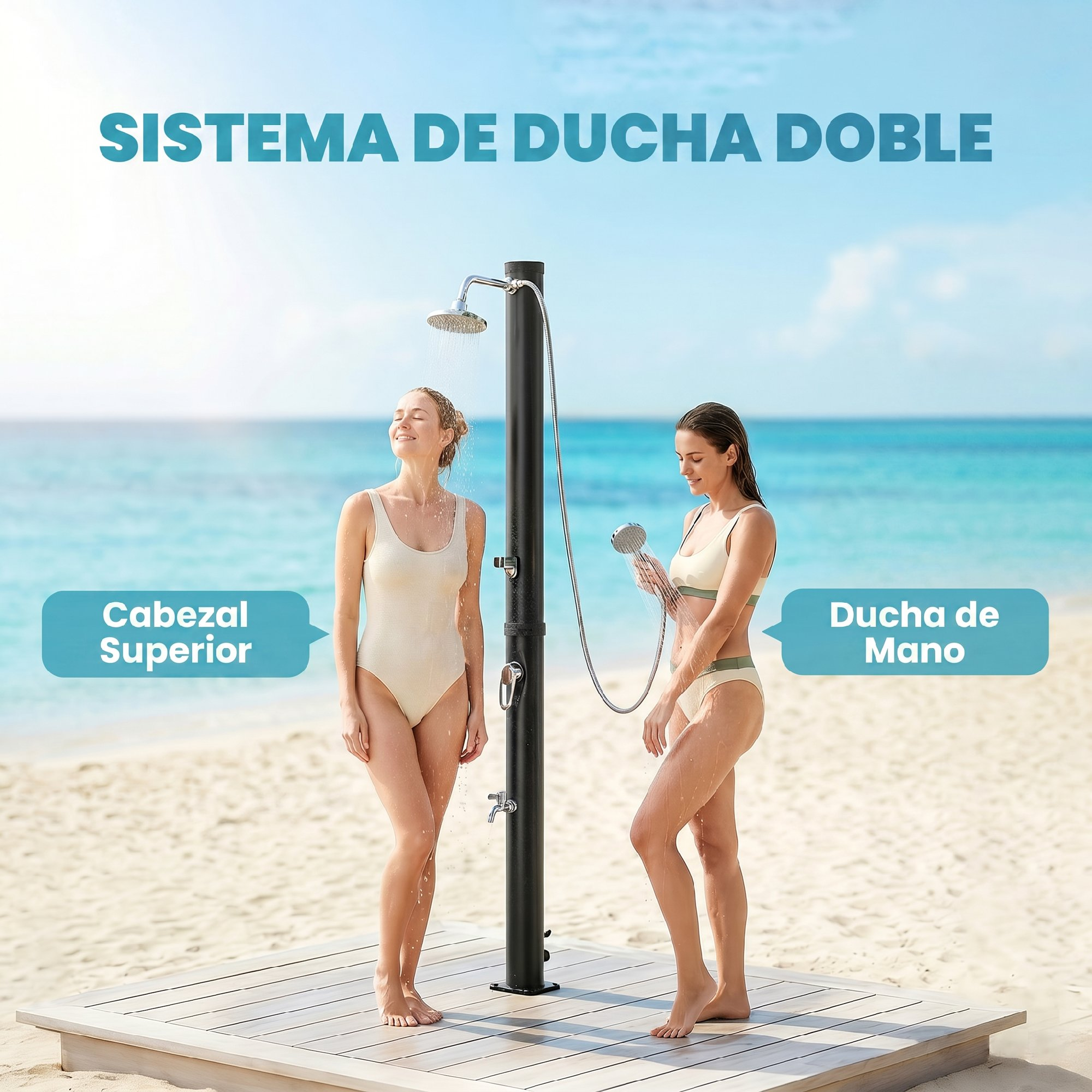 Dos mujeres en la playa usando una ducha doble. Una está bajo el cabezal superior, la otra usa la ducha de mano.