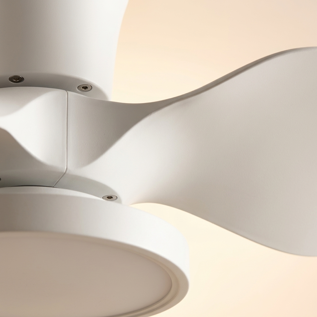 Una unidad de ventilador de techo blanca con aspas curvas en detalle.