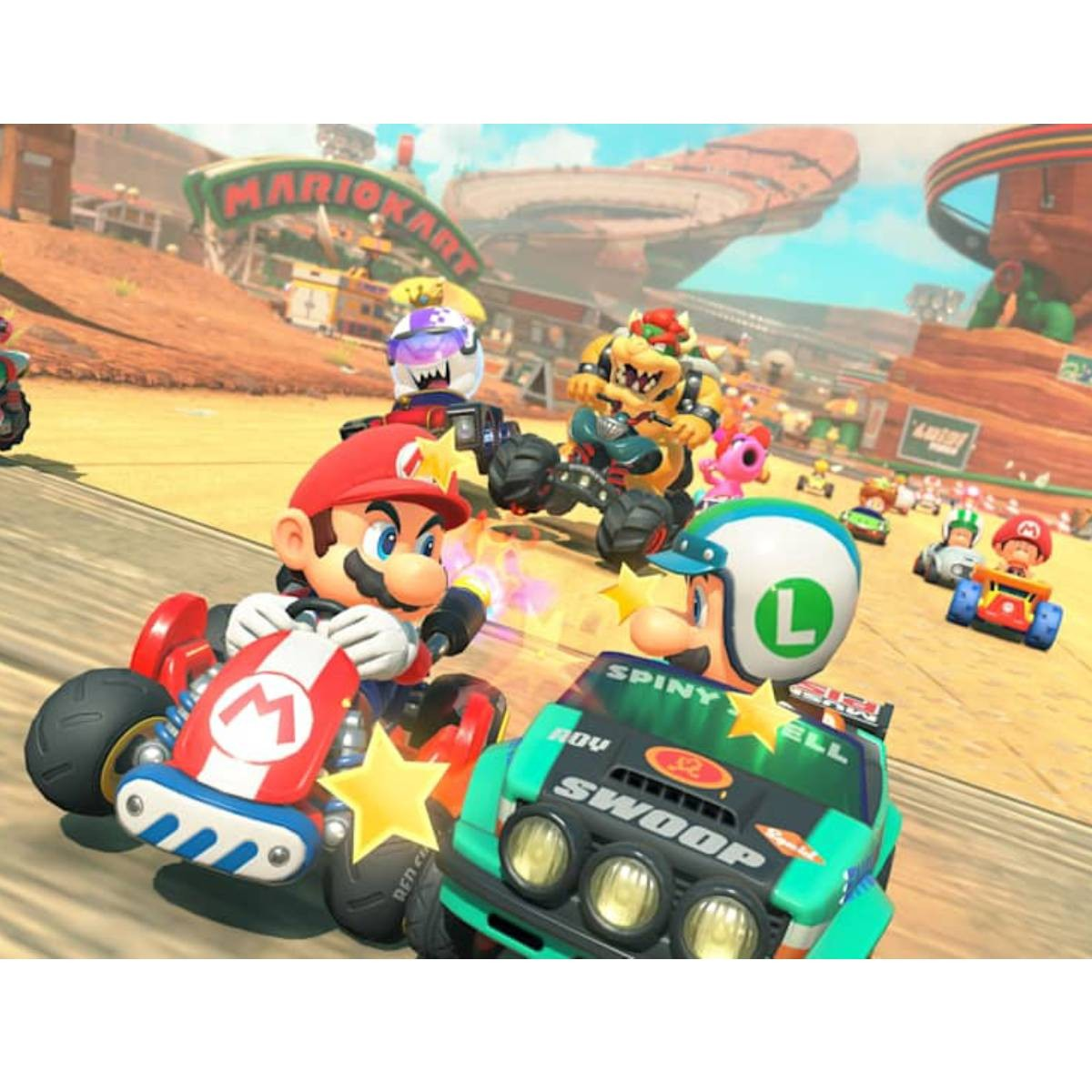 Mario e Luigi gareggiano sui kart in una pista desertica con Bowser e altri.