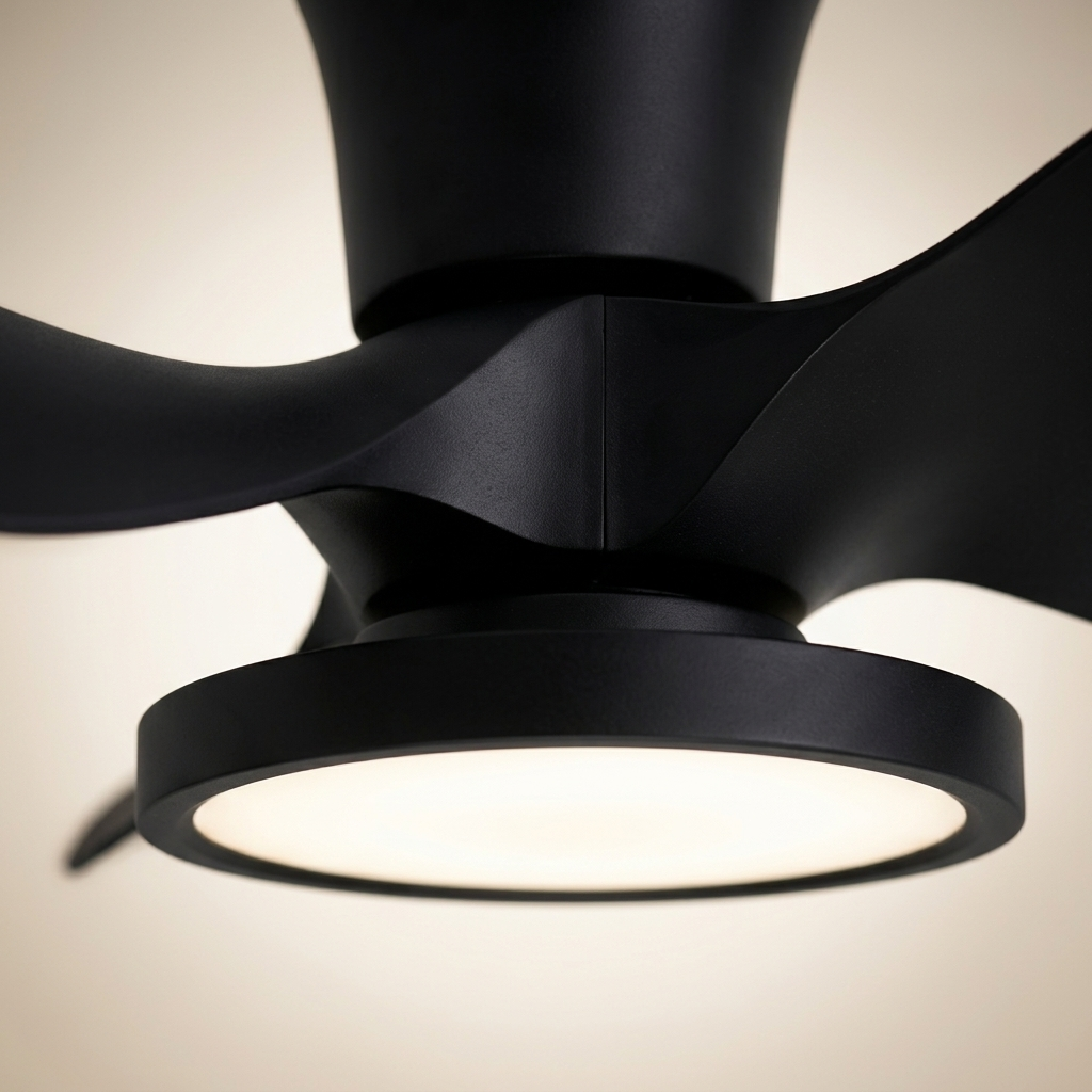 Ventilador de techo negro con tres aspas y luz integrada.
