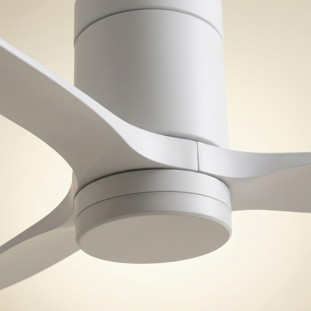 Una unidad de ventilador de techo blanca con tres aspas curvas y una carcasa cilíndrica.