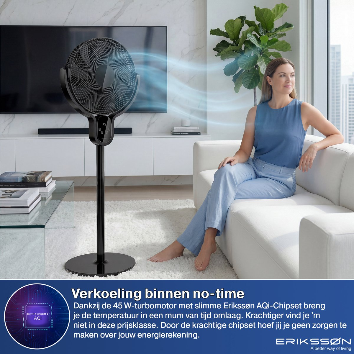 Een vrouw zit op een bank, met een ventilator en tv op de achtergrond.