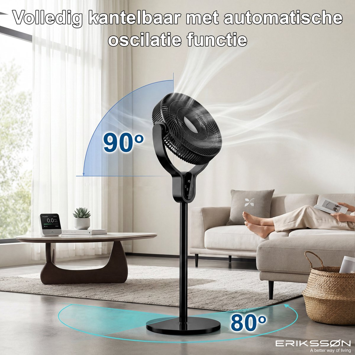 Een zwarte staande ventilator met 90° kantelbereik en 80° oscillatie in een woonkamer.