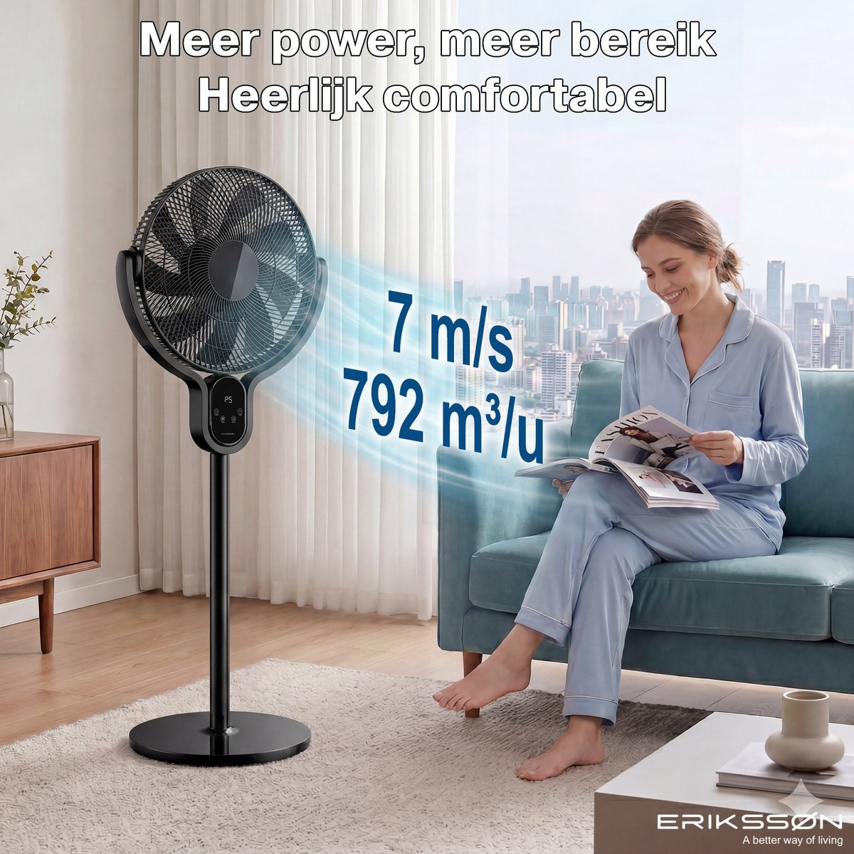 Een zwarte staande ventilator met luchtstroomgegevens naast een vrouw op een bank.