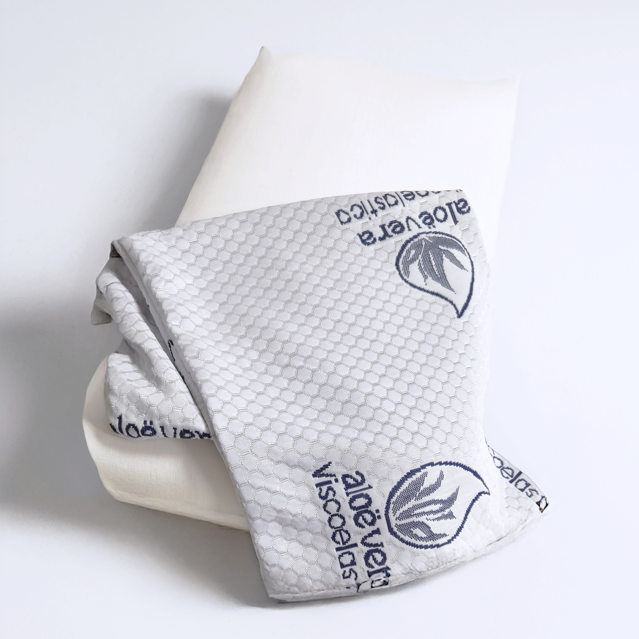 Una almohada blanca con funda viscoelástica de aloe vera con patrón de panal.
