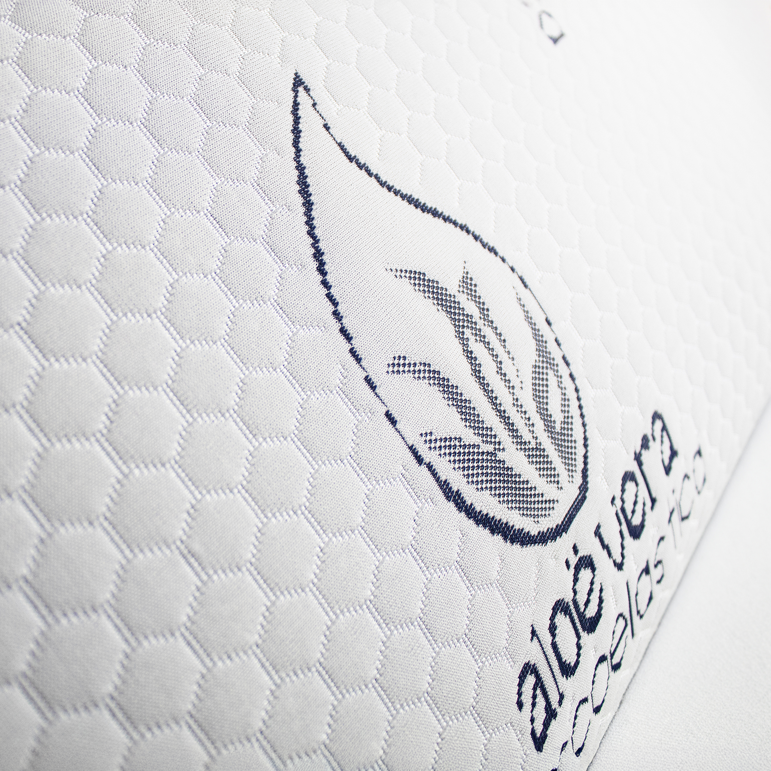 Superficie blanca acolchada con logo y texto de Aloe Vera.