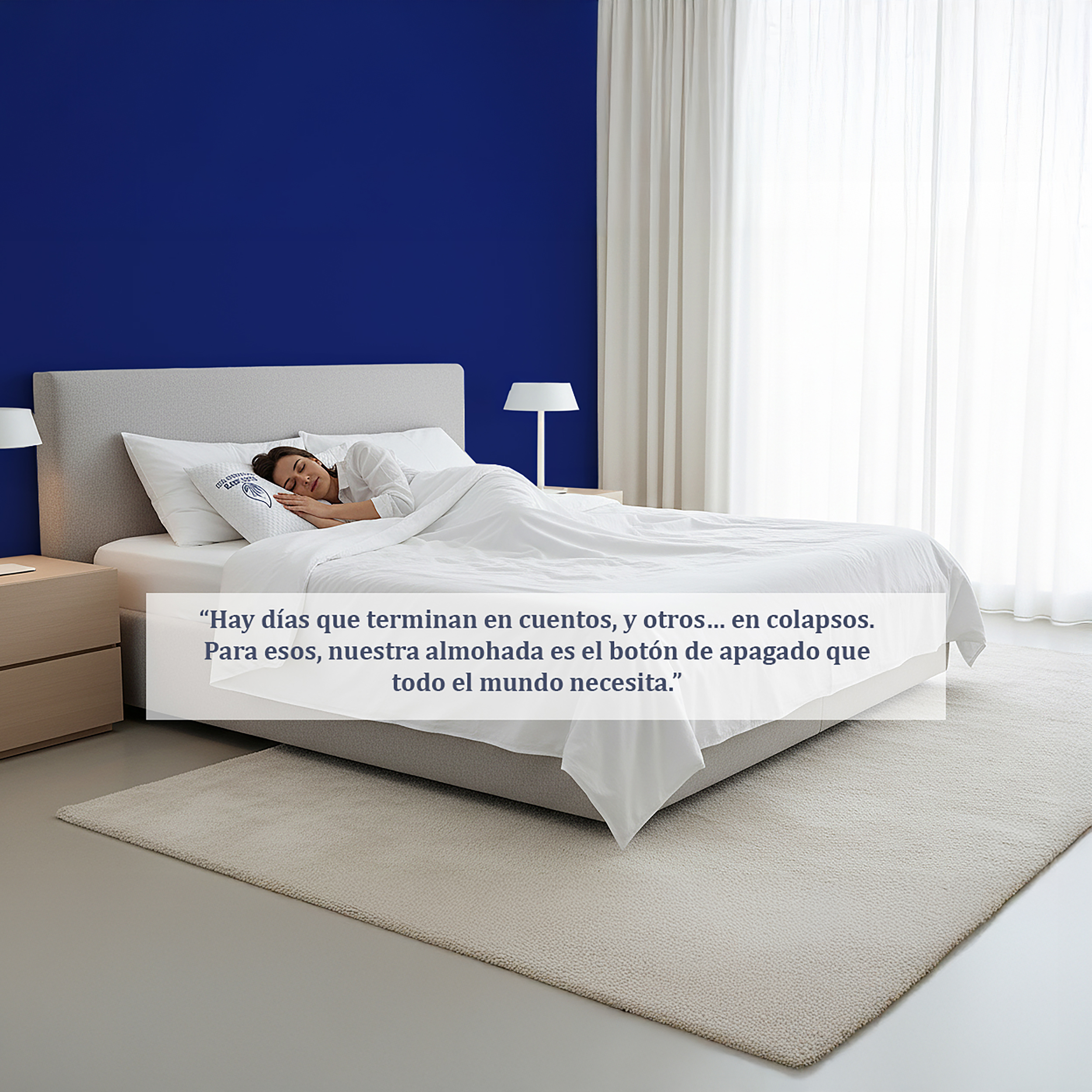 Una mujer duerme en una cama con sábanas blancas. Se ven una mesita de noche y cortinas.