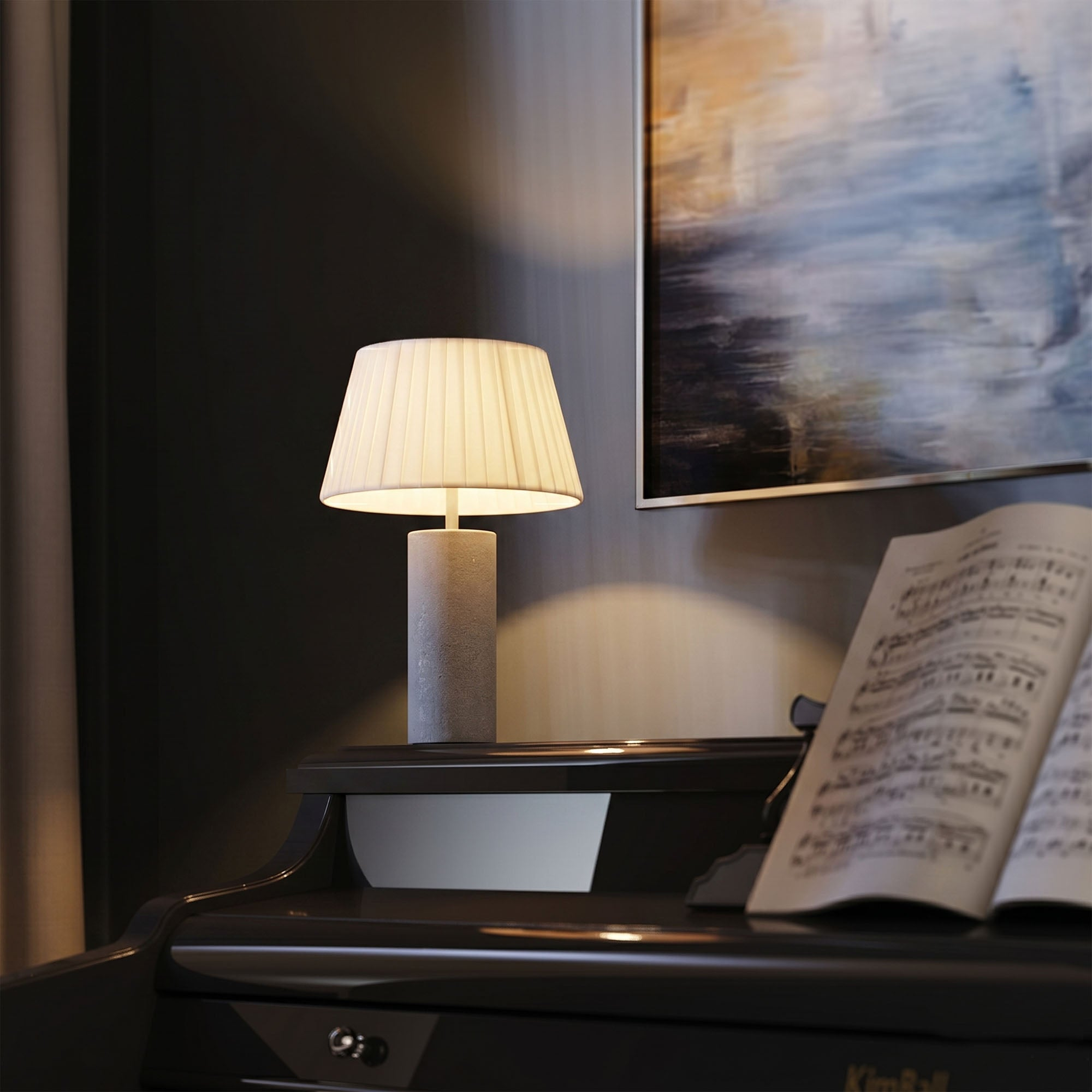 Eine beleuchtete Lampe steht auf einem Klavier neben Noten. Ein Bild hängt an der Wand.