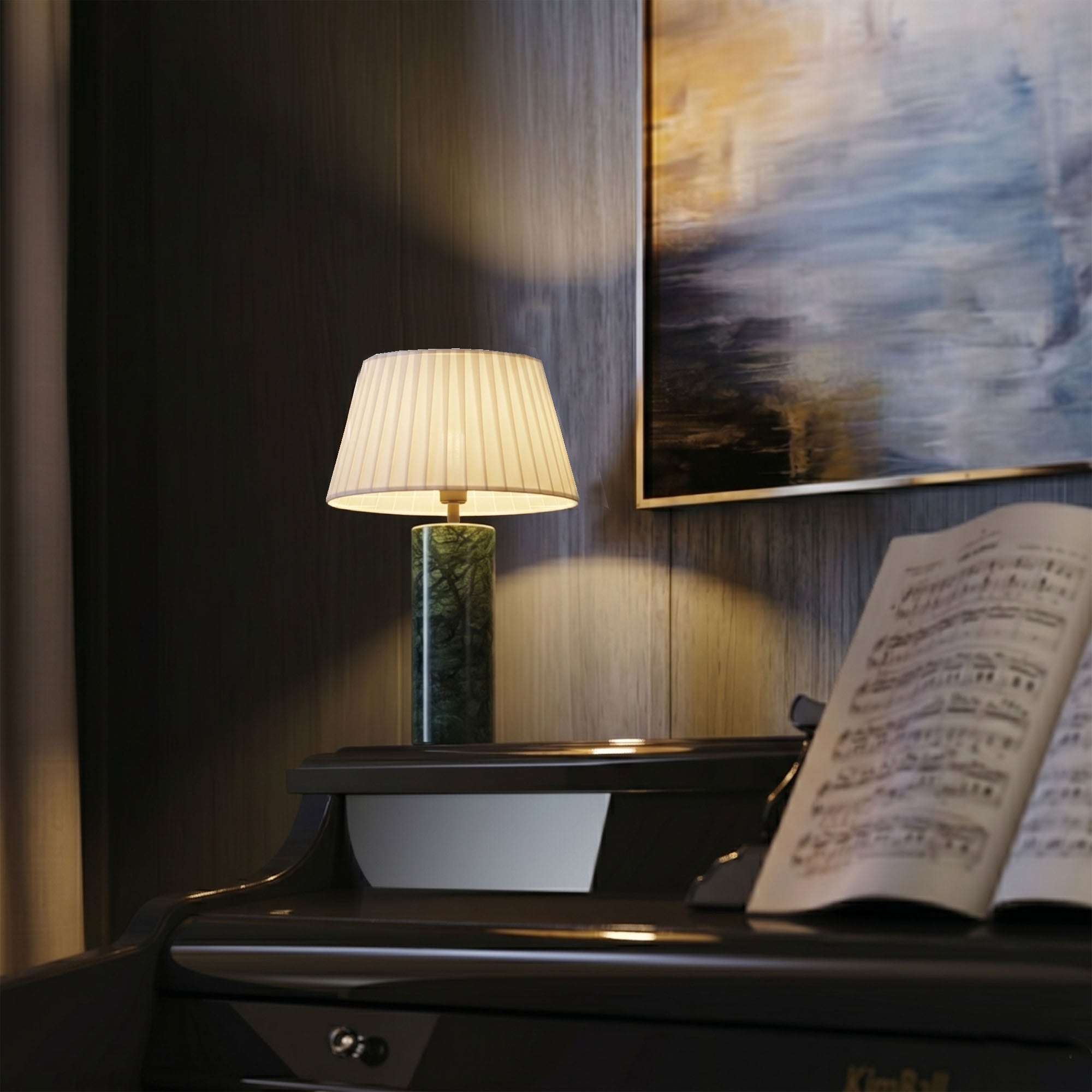 Eine Lampe mit grünem Marmorsockel steht auf einem Klavier neben Noten.