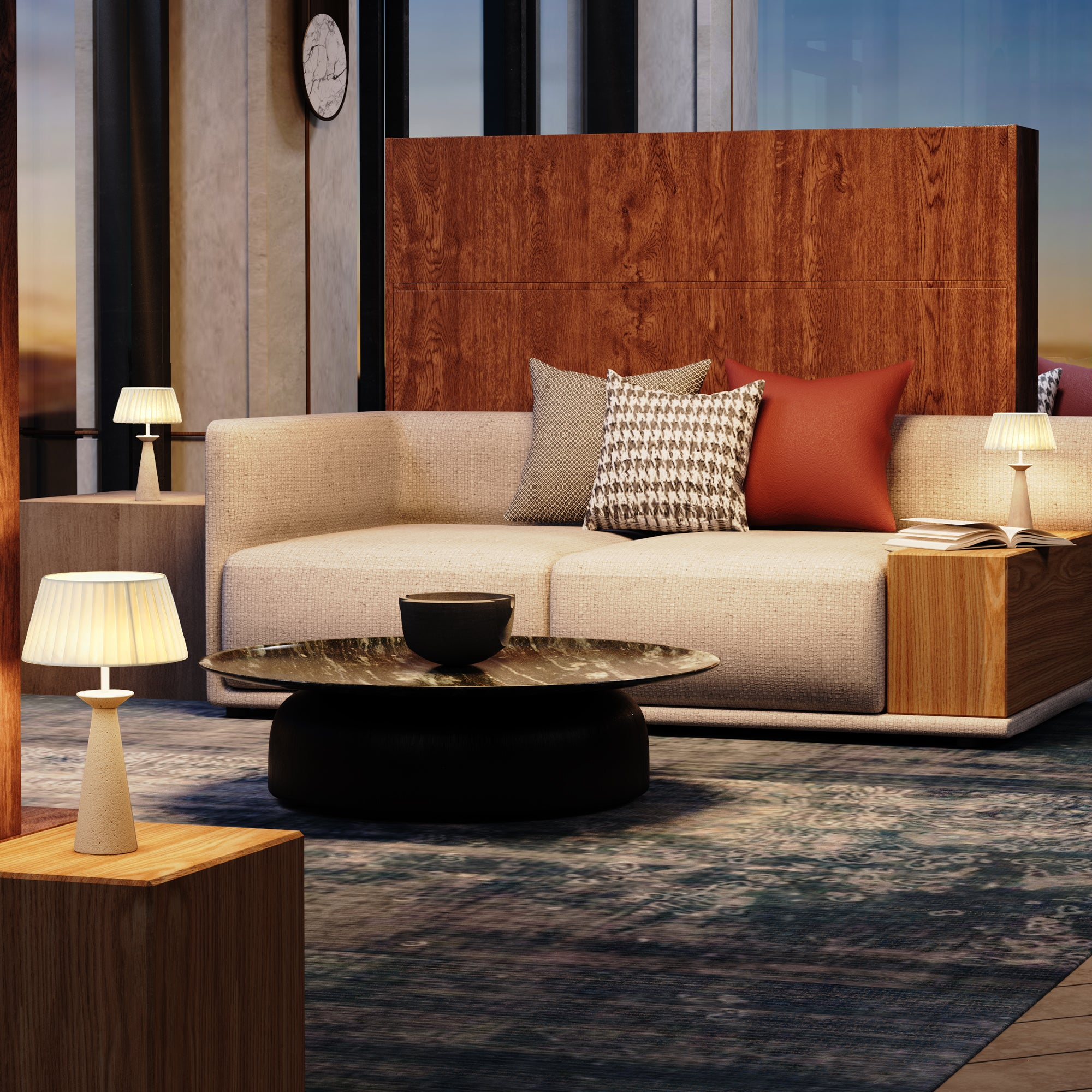 Ein Sofa mit Kissen vor einer Holzverkleidung, Couchtisch mit Schale, Lampen und Teppich.