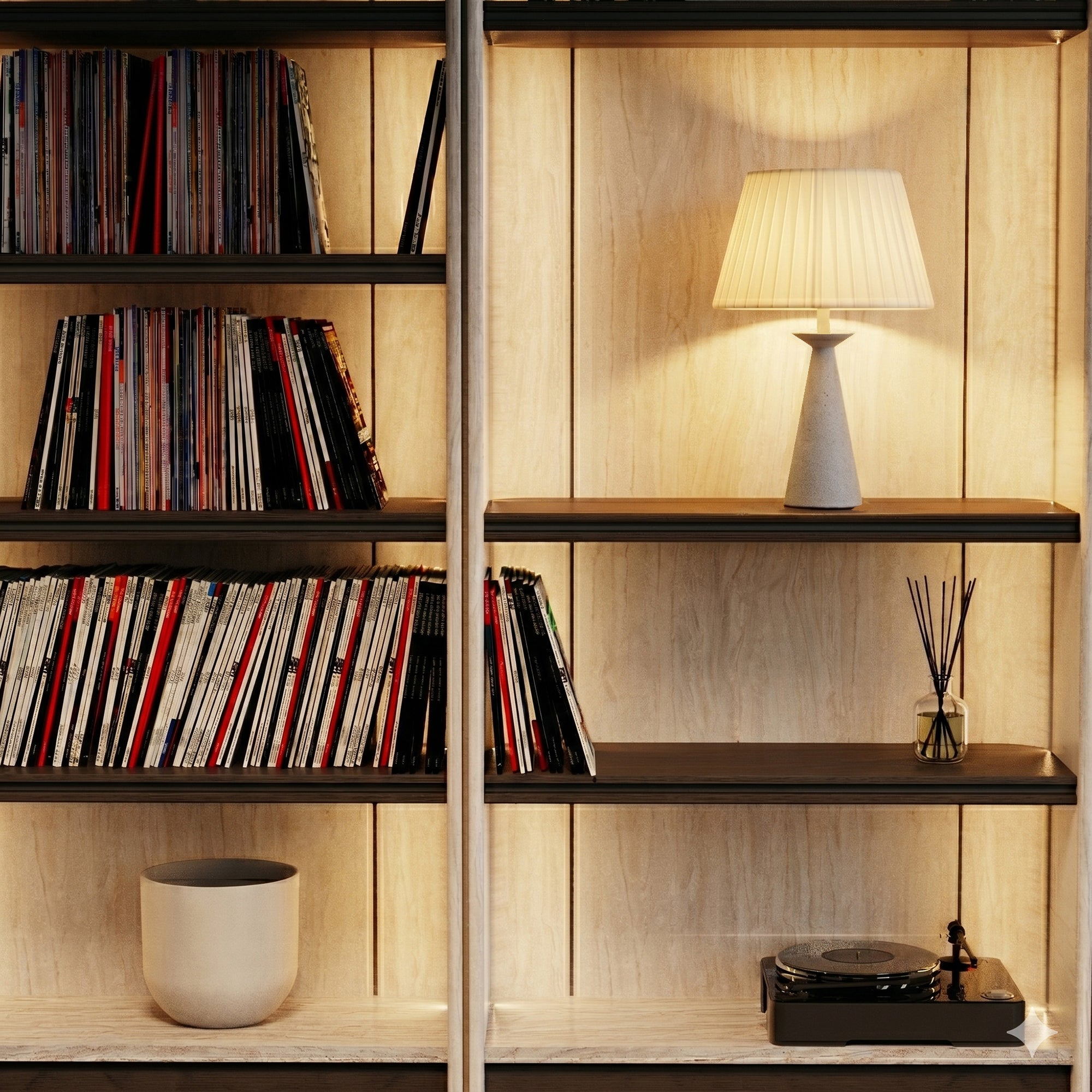 Ein Regal mit Büchern, einer Lampe, einem Plattenspieler und einem Diffusor.