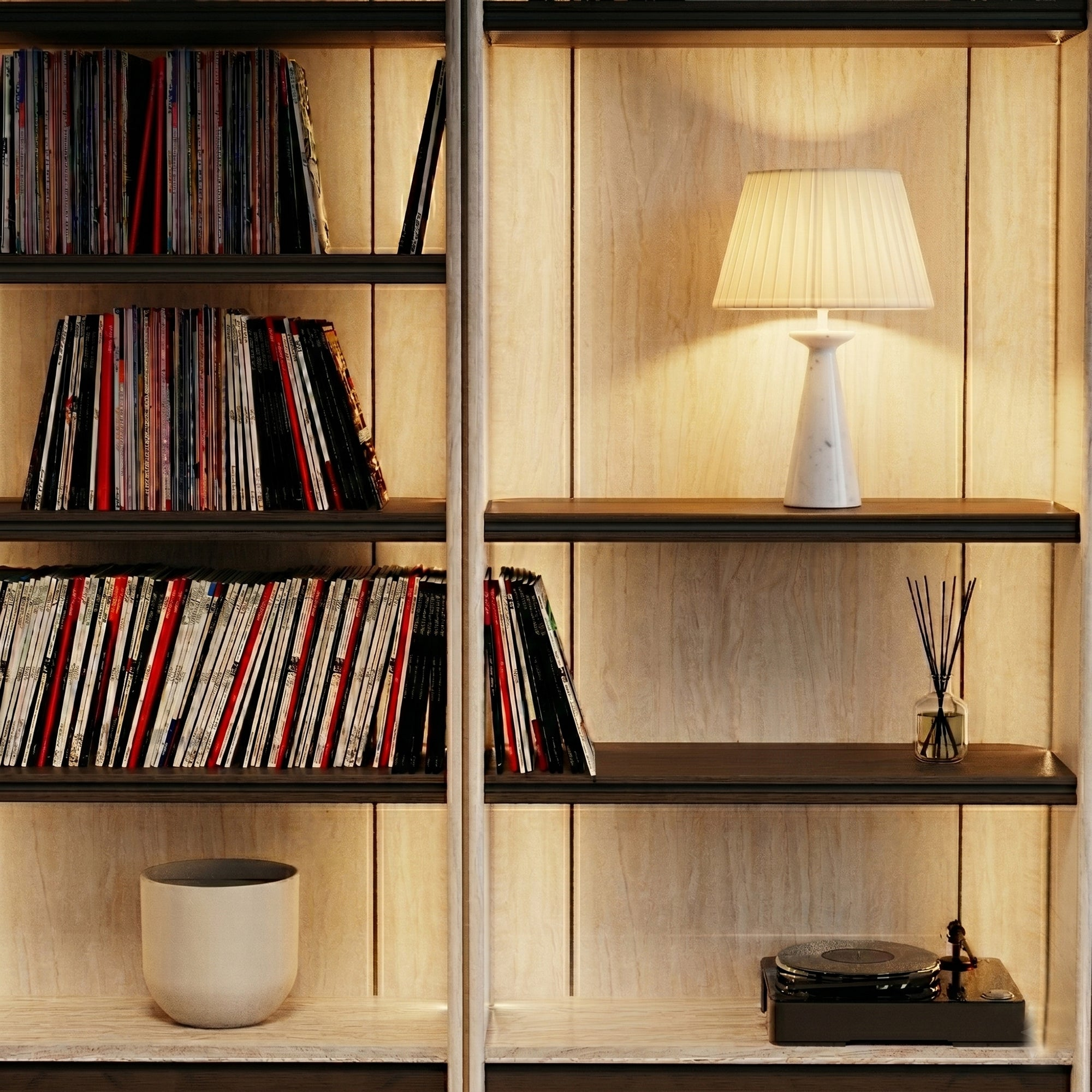 Ein Bücherregal mit Schallplatten, einer Lampe, einem Diffusor und einem Plattenspieler.