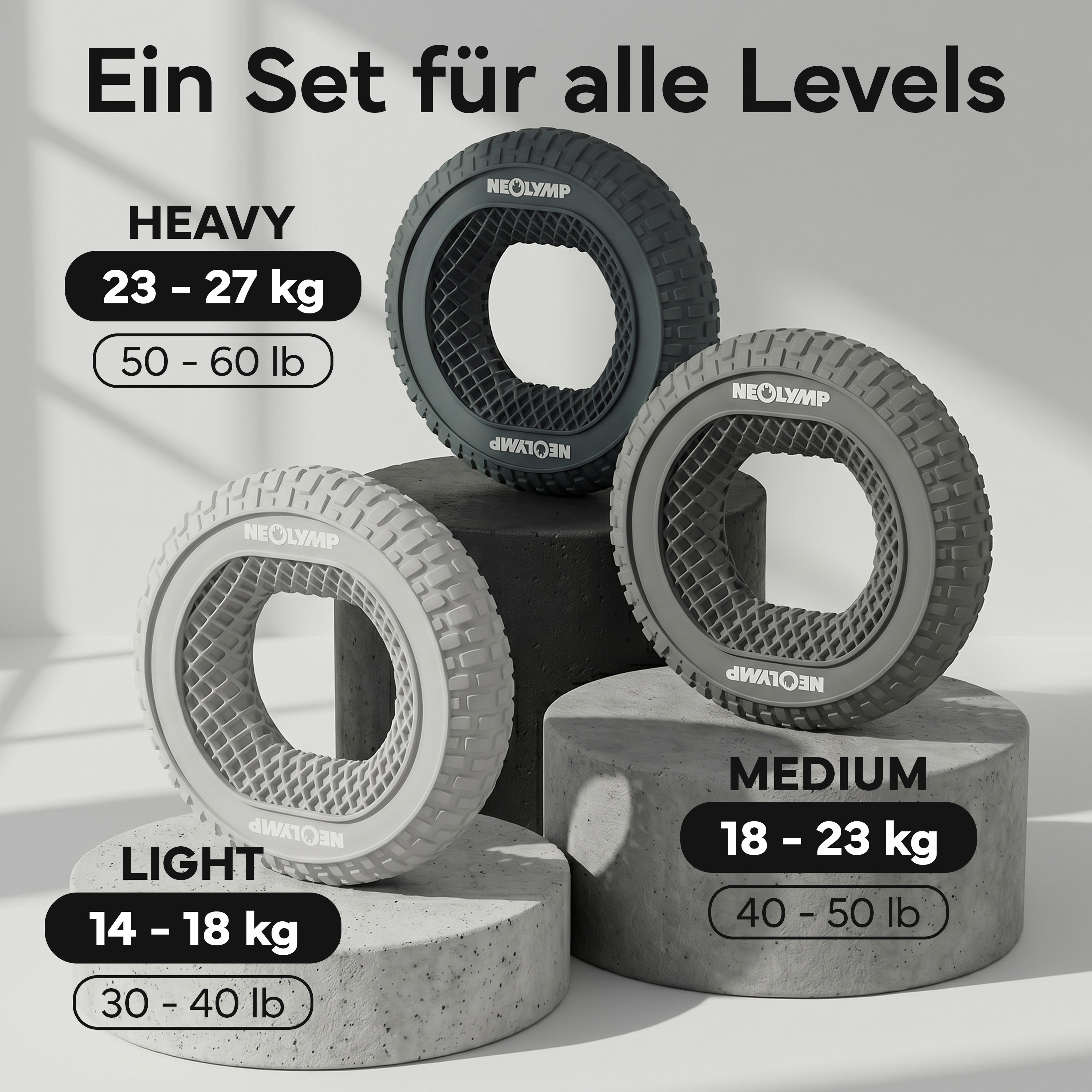 Drei Neolymp Handtrainer in Grau, Hellgrau und Dunkelgrau auf Betonpodesten.