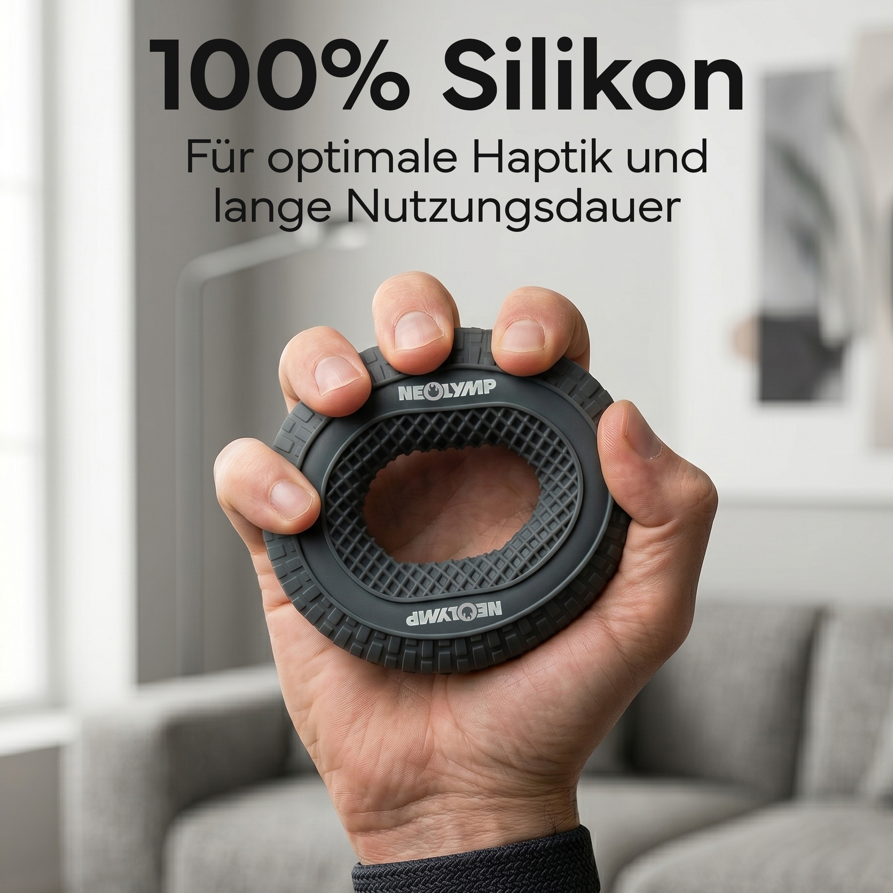 Eine Hand hält einen dunklen Silikon-Handtrainer mit Rautenmuster.