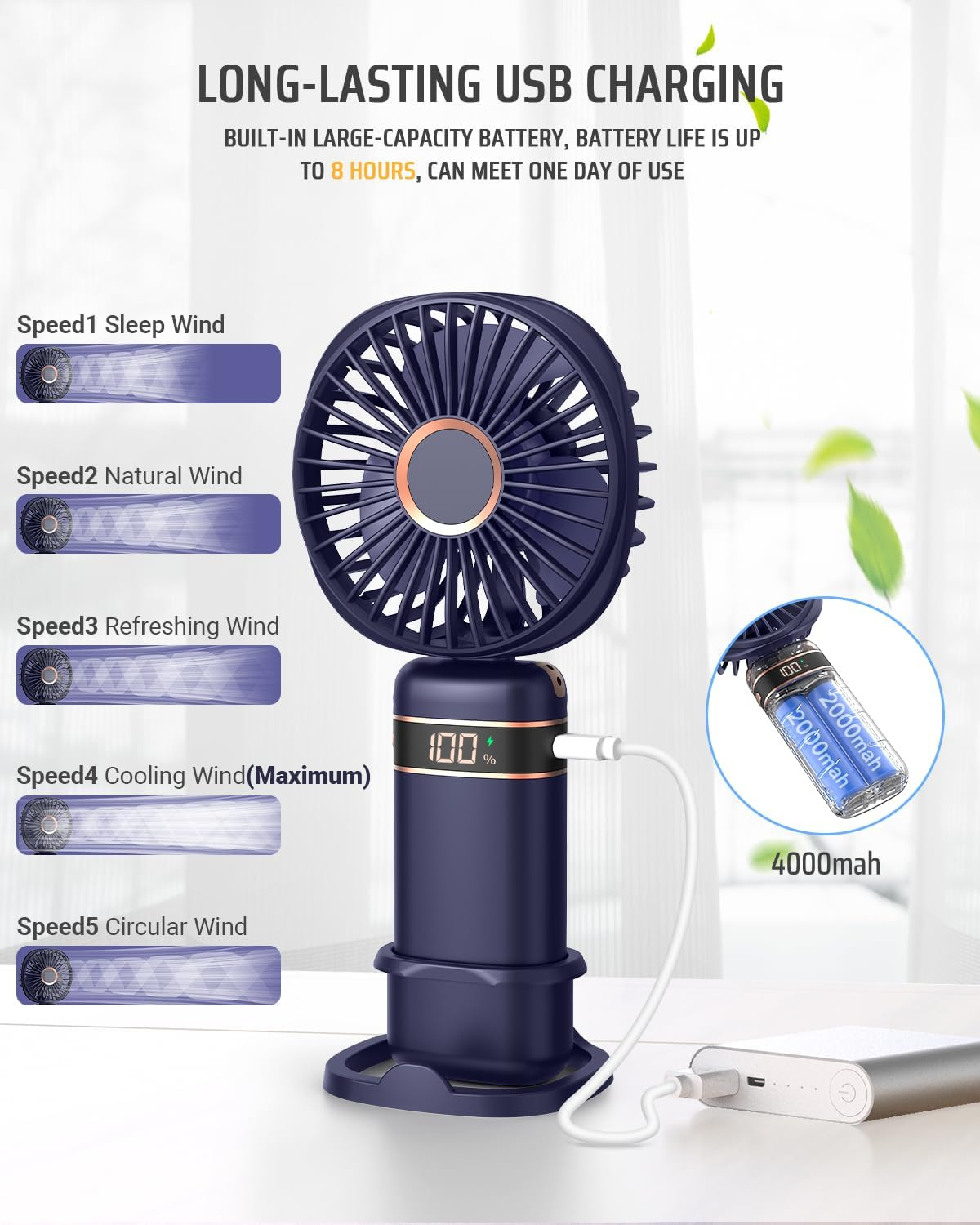 Dunkelblauer Ventilator wird über eine Powerbank aufgeladen. 5 Geschwindigkeiten.