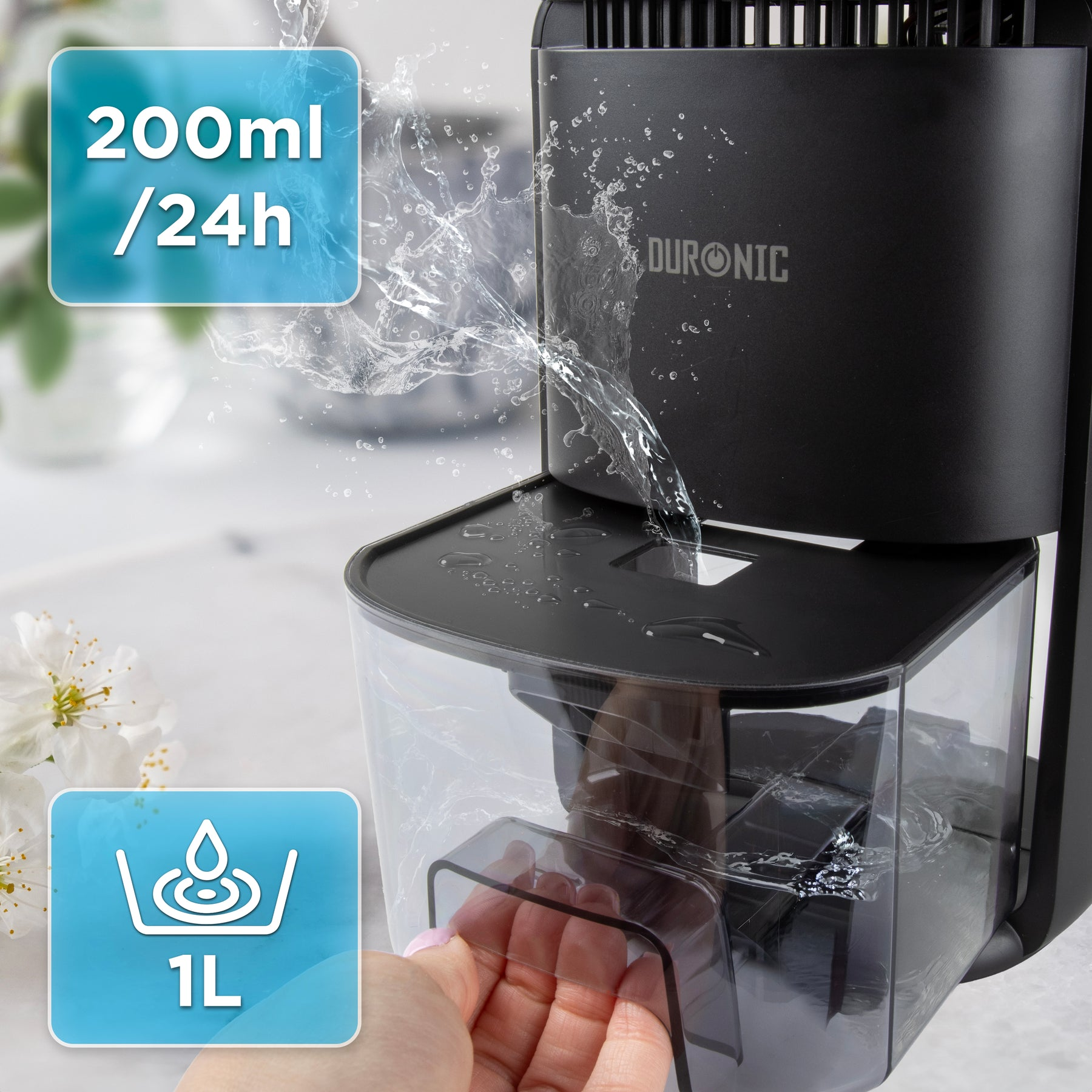 Ein schwarzer Duronic Luftentfeuchter mit Wasser, das überläuft. Links sind Symbole.