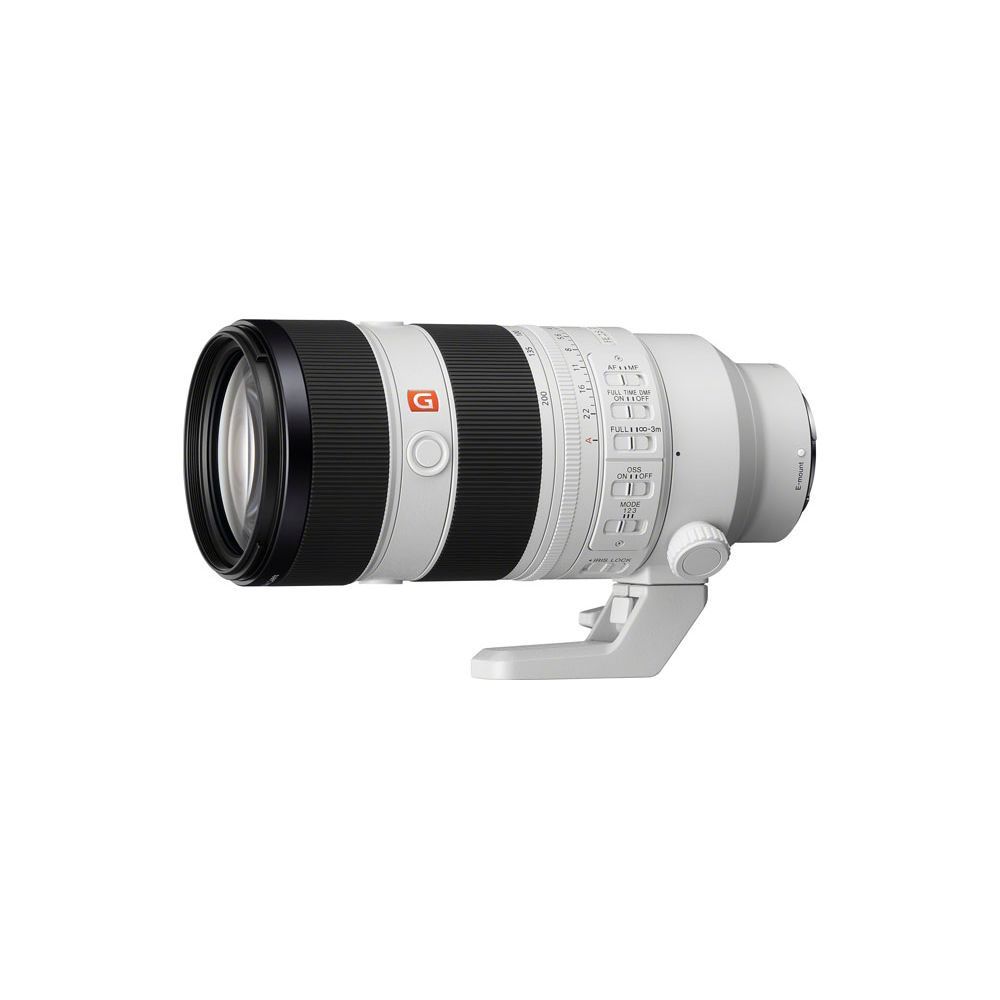 Un obiettivo Sony G bianco con ghiera di zoom nera e controlli.