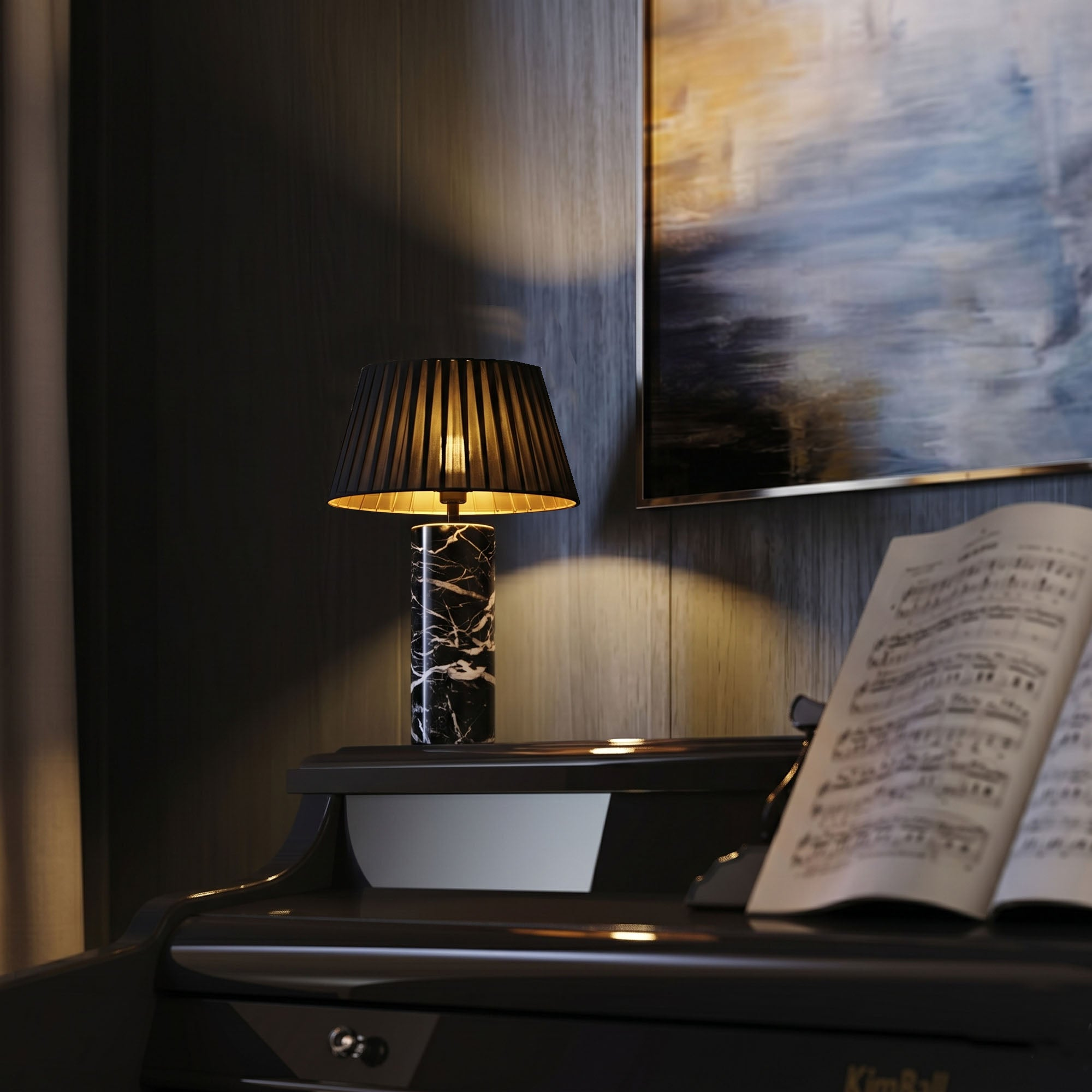 Eine Lampe mit schwarzem Schirm auf einem Klavier mit Noten.