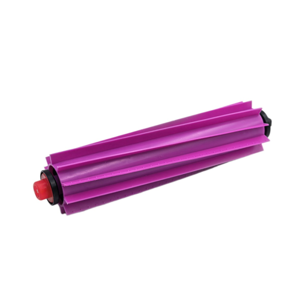 Rullo spazzola viola con tappi rossi e neri, isolato.