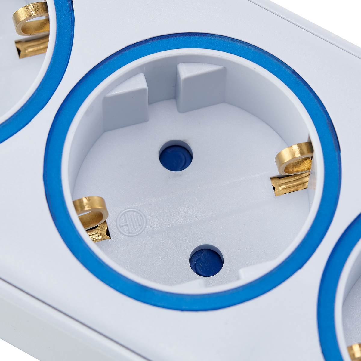 Nahaufnahme einer weißen Steckdosenleiste mit blauen Ringen und goldenen Kontakten.