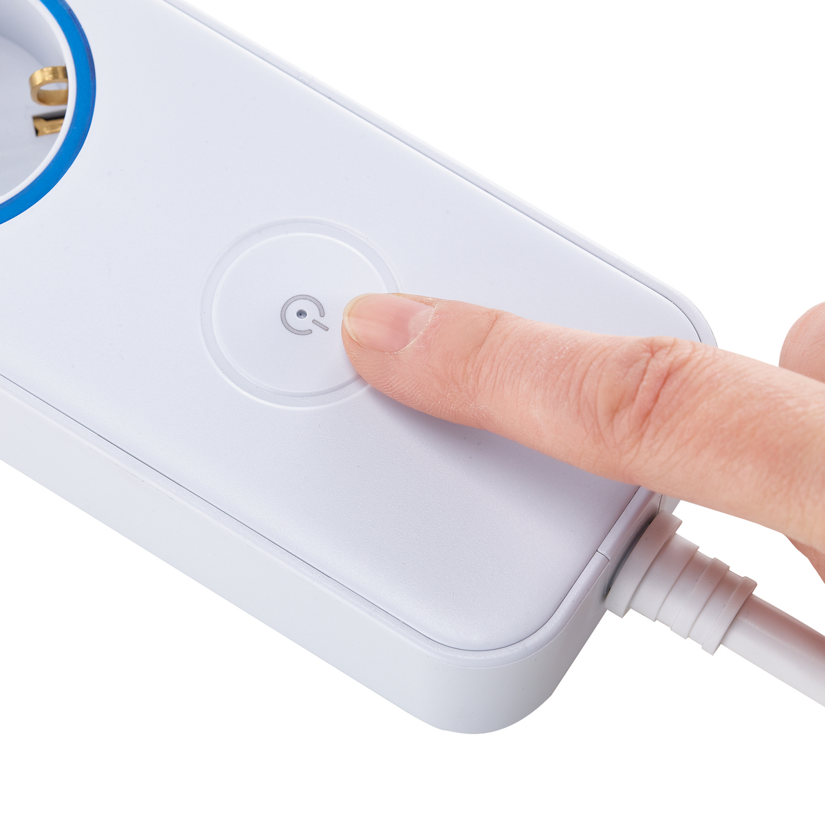 Ein Finger drückt den Ein-/Ausschalter eines weißen Smart-Plug-Adapters.