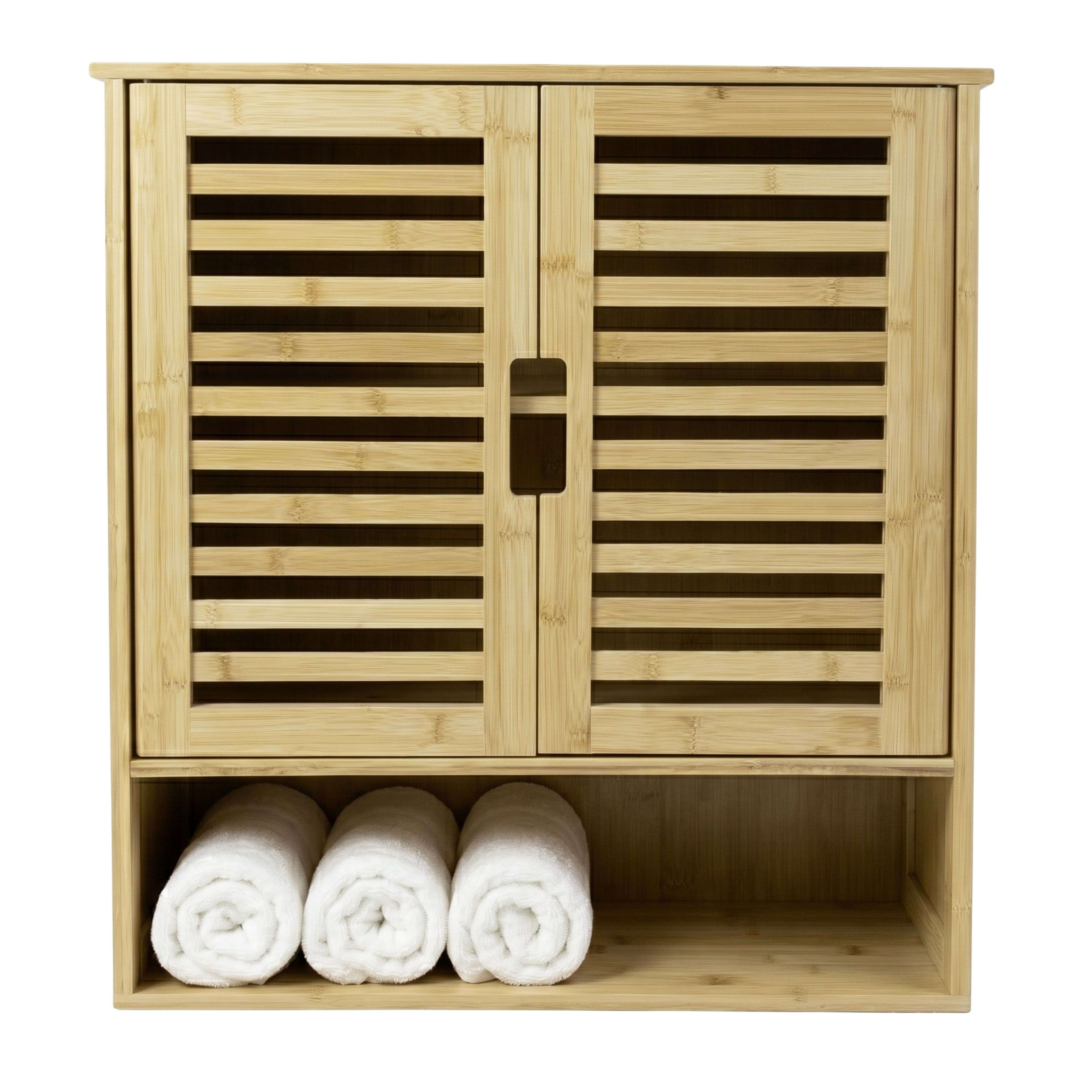 Un armario de pared de madera con puertas de lamas y tres toallas blancas enrolladas.