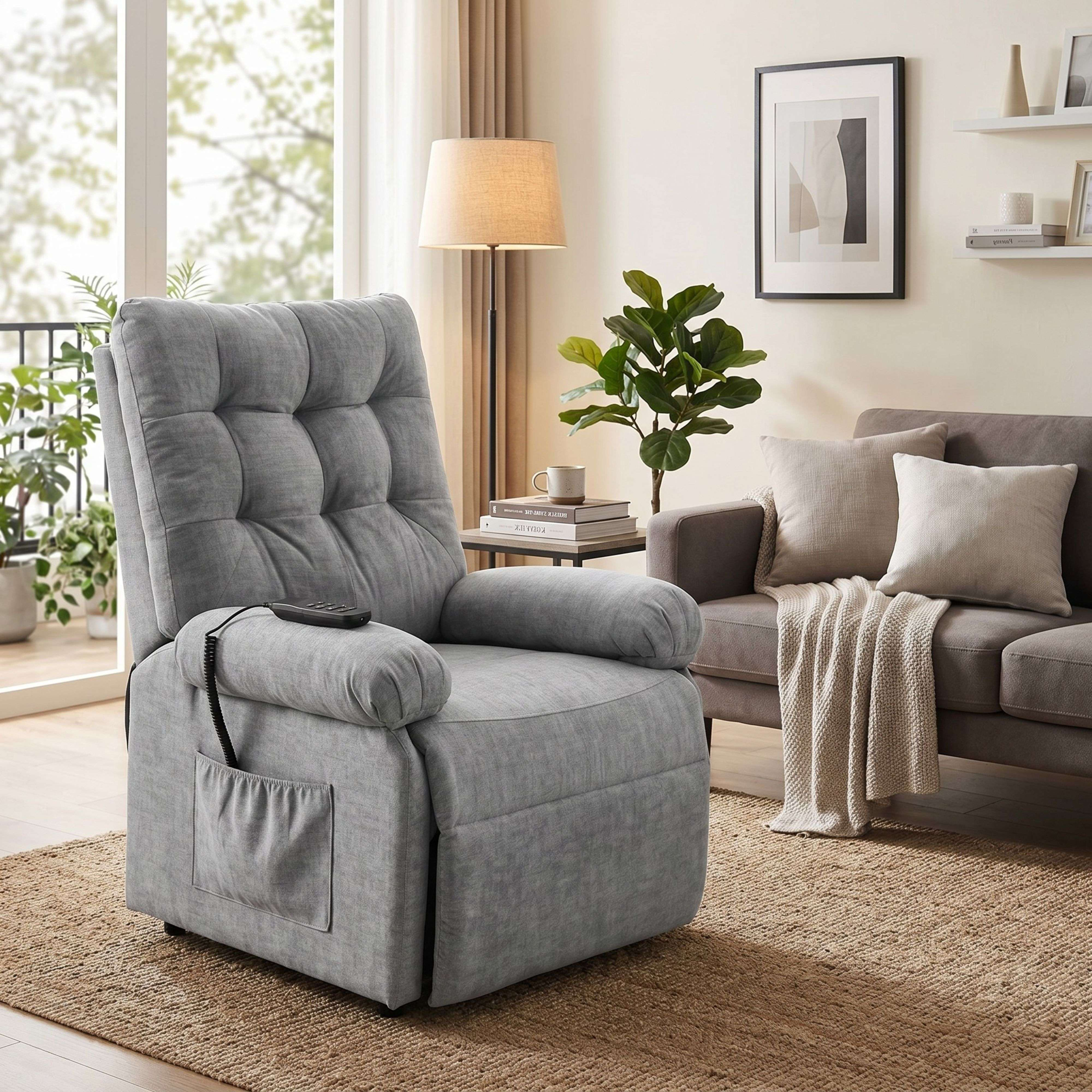 Un sillón reclinable gris con control remoto se sienta sobre una alfombra junto a un sofá.