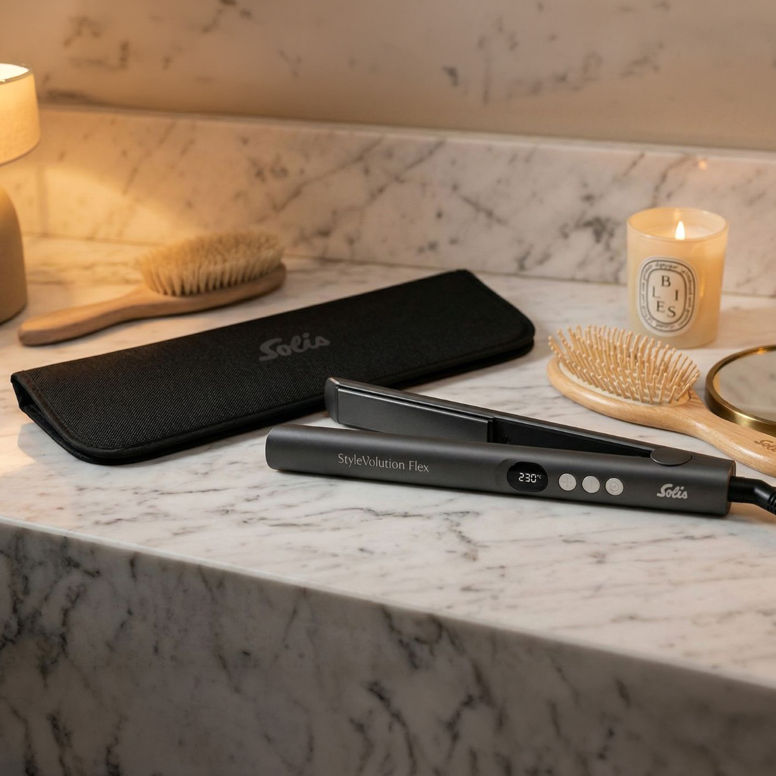 Ein dunkles Haarglätteisen mit digitaler Anzeige und Zubehör auf Marmor.