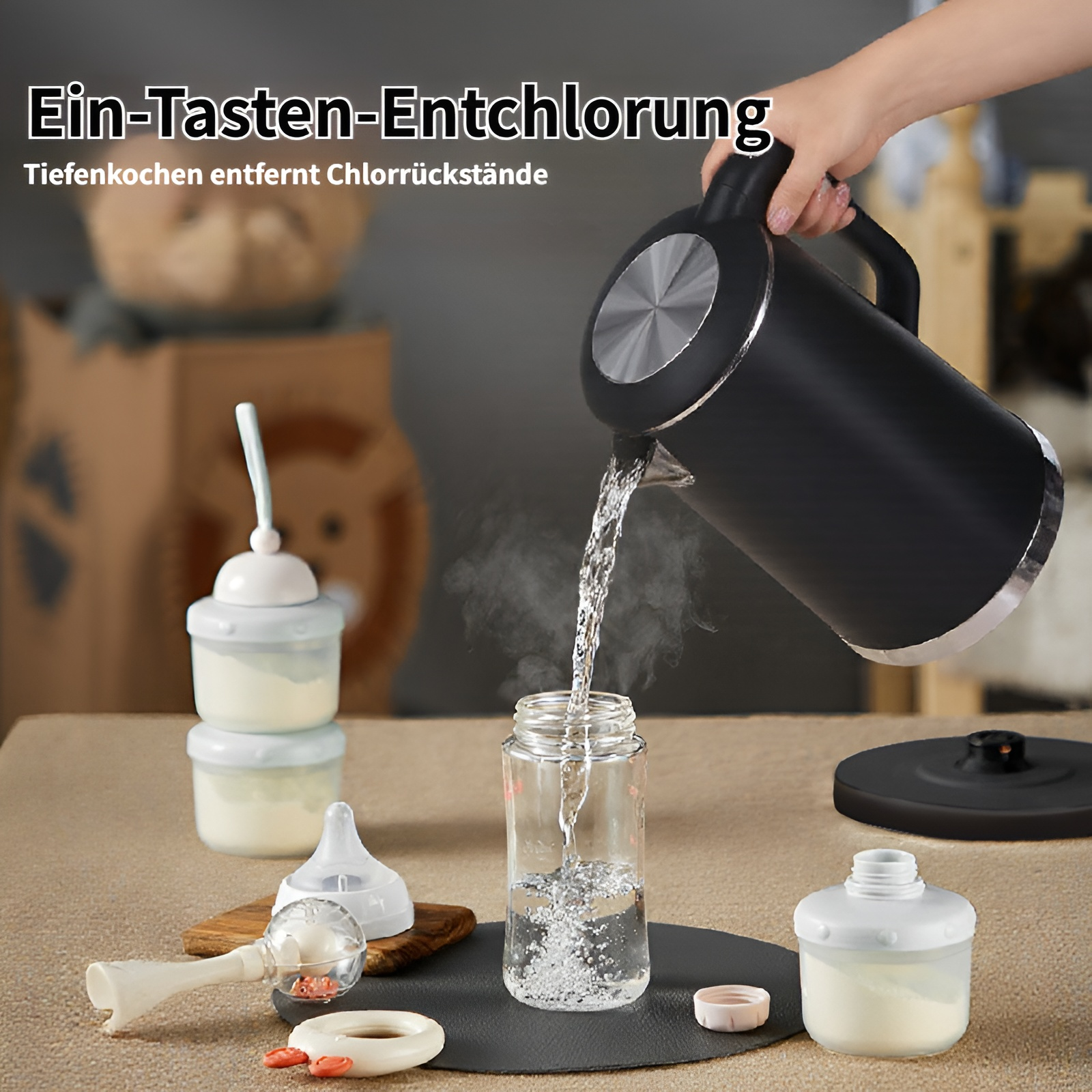 Heißes Wasser wird aus einem schwarzen Wasserkocher in eine Babyflasche gegossen.
