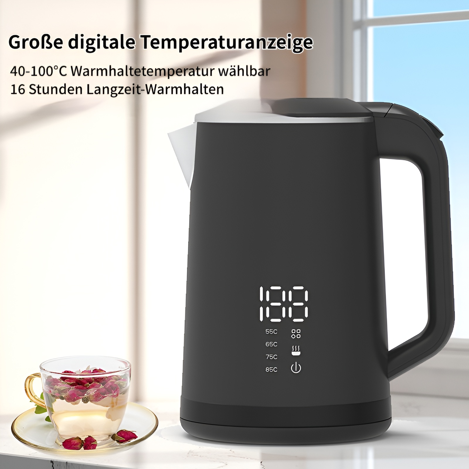 Schwarzer Wasserkocher mit digitaler Temperaturanzeige neben einer Tasse mit Rosenknospen-Tee.