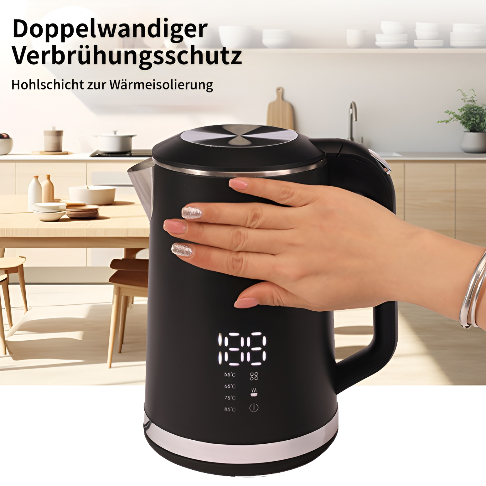Schwarzer Wasserkocher mit Touchscreen-Anzeige, eine Hand berührt die Seite.