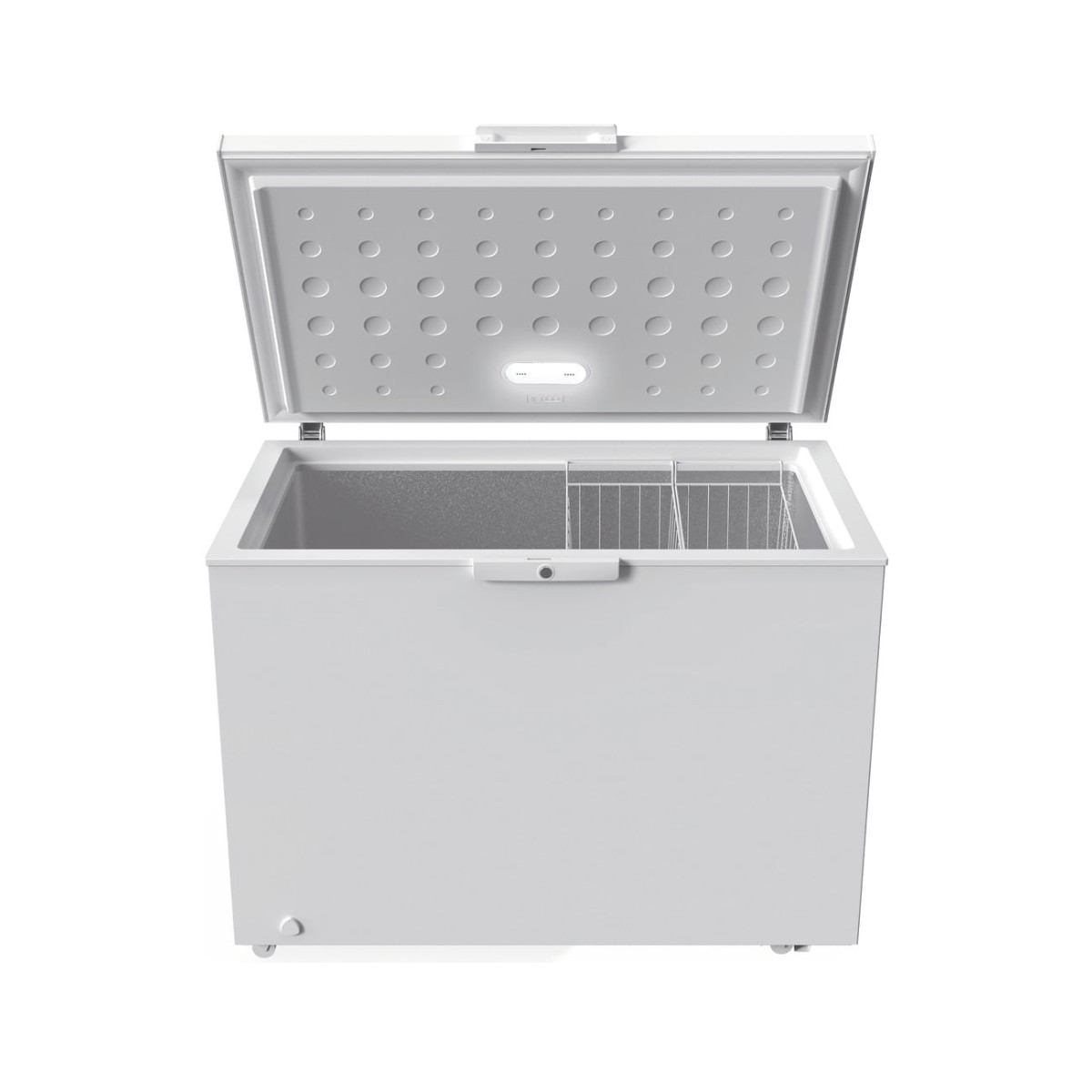 Un congelatore a pozzetto bianco con coperchio aperto, che rivela un cestello metallico all'interno.