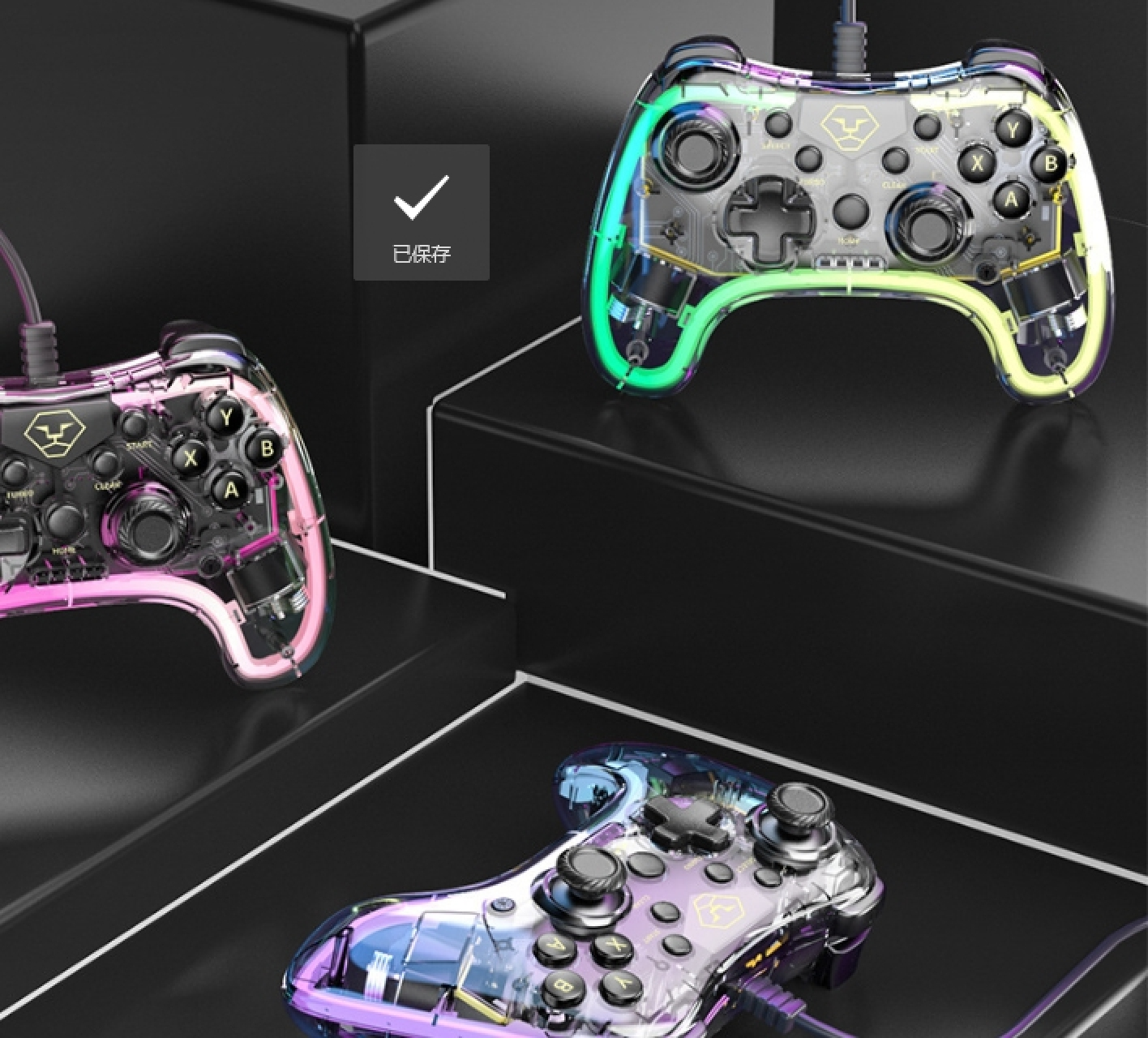 Drei durchsichtige Controller mit bunten Lichtern auf dunklem Hintergrund.